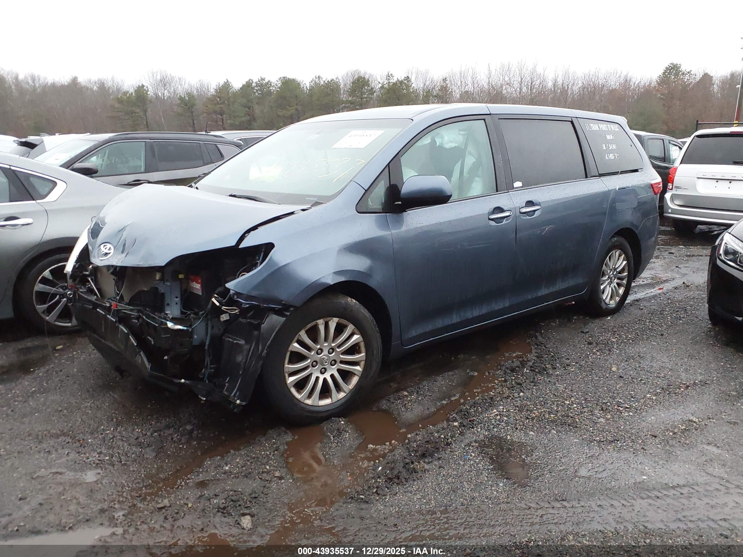 TOYOTA SIENNA image 2