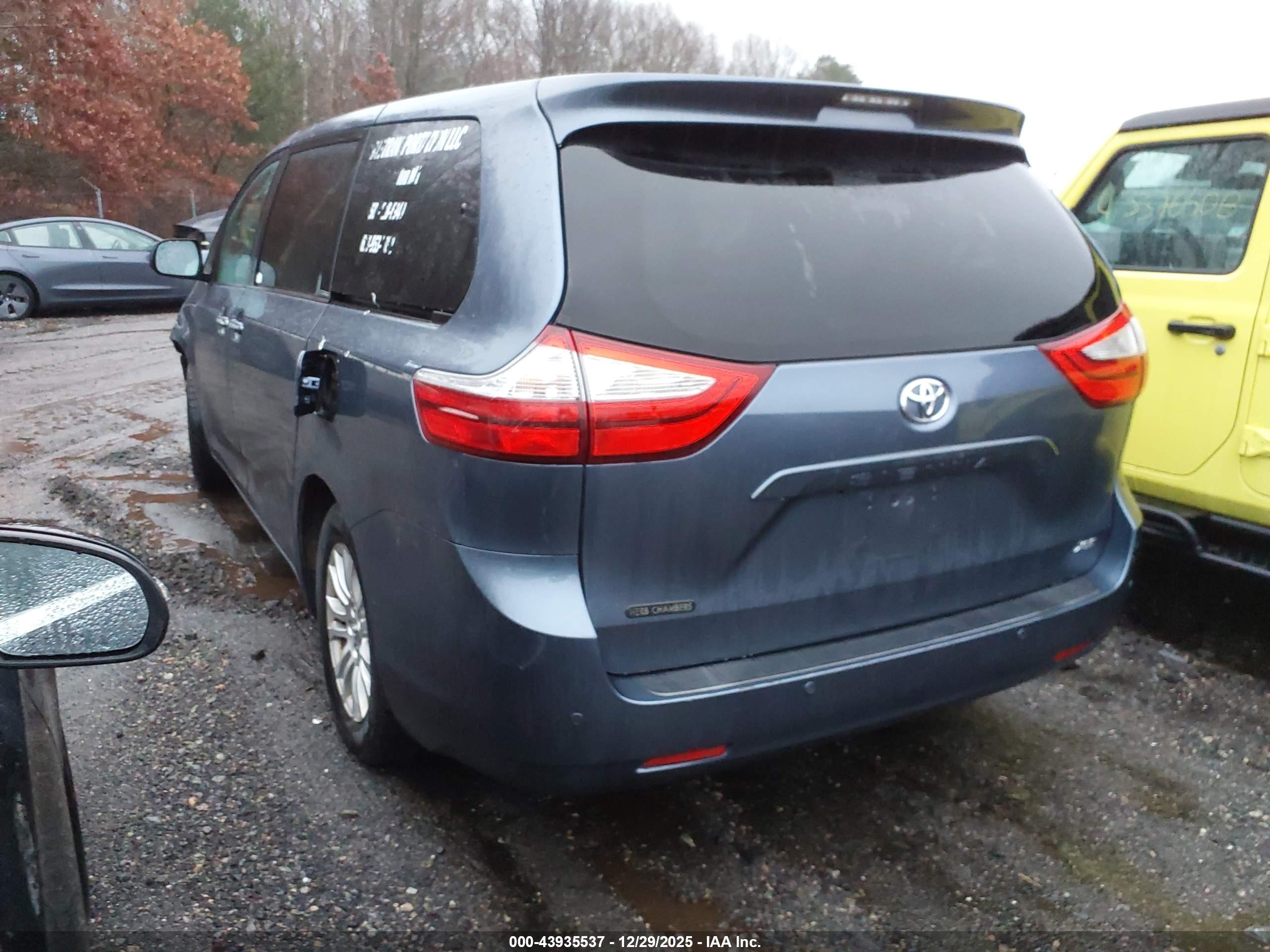 TOYOTA SIENNA image 3