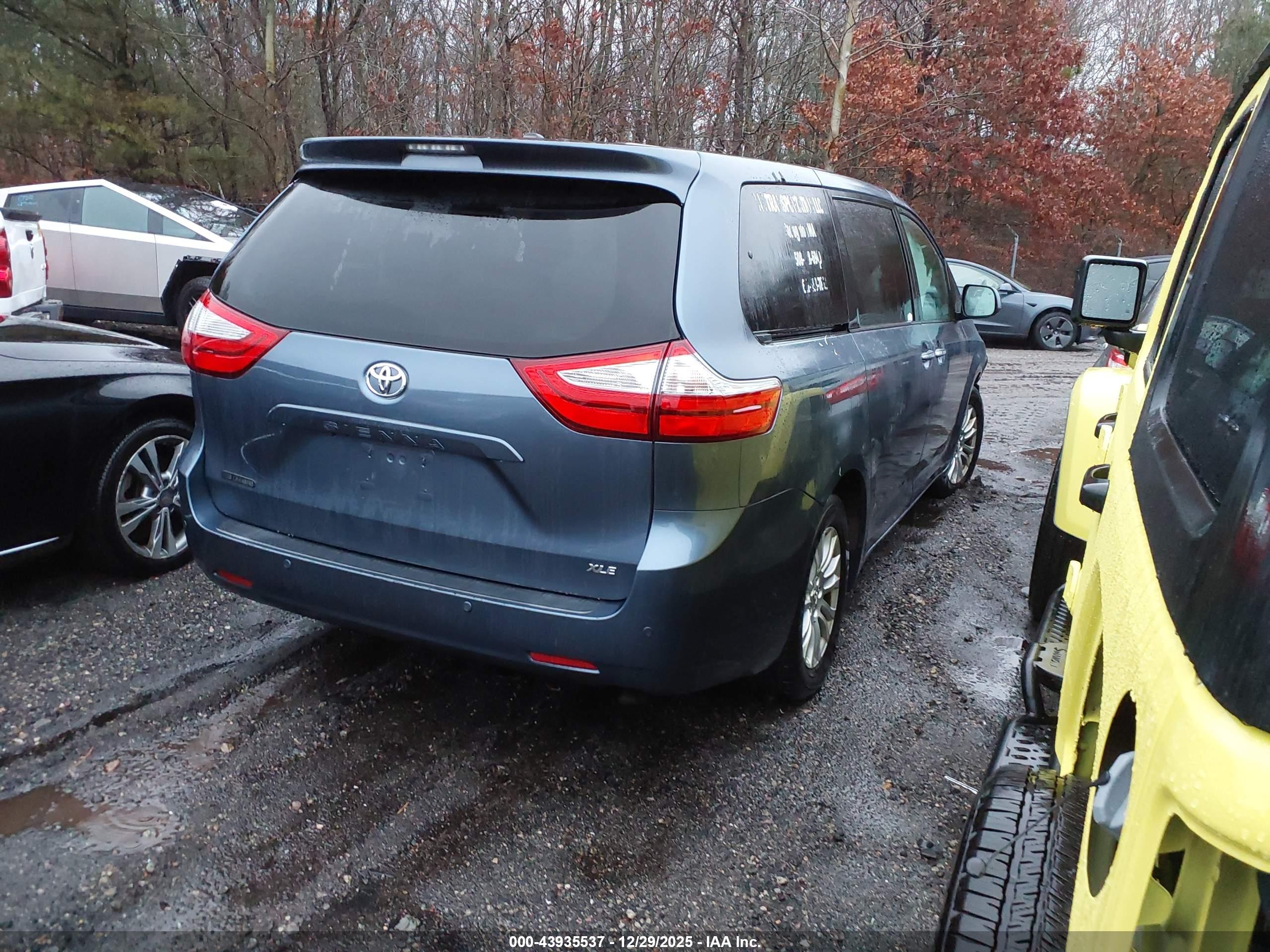 TOYOTA SIENNA image 4