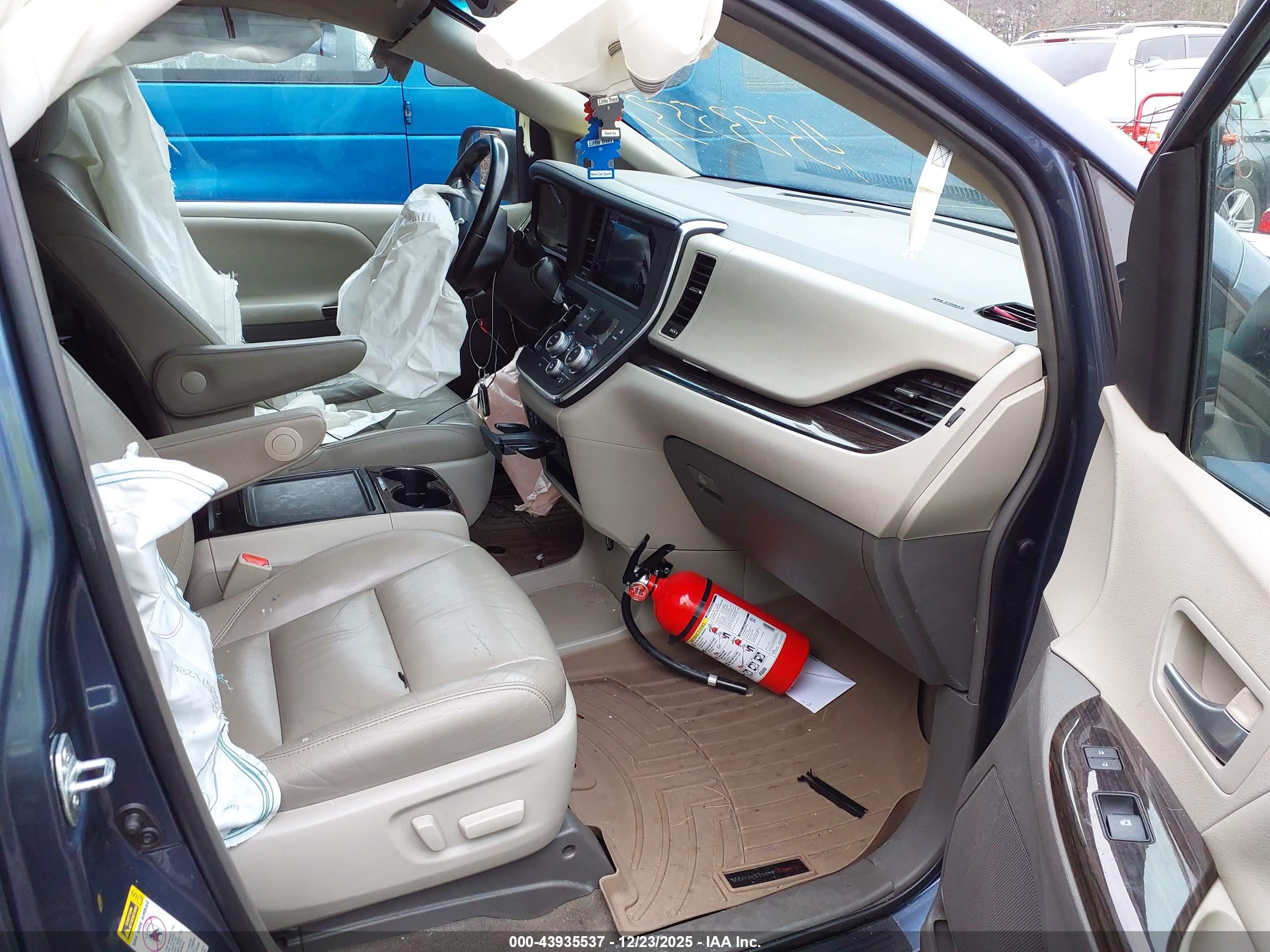 TOYOTA SIENNA image 5