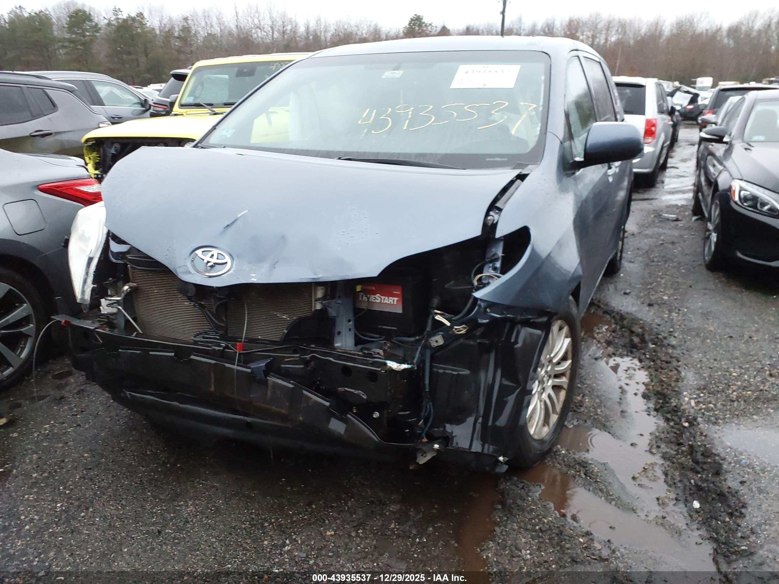 TOYOTA SIENNA image 6