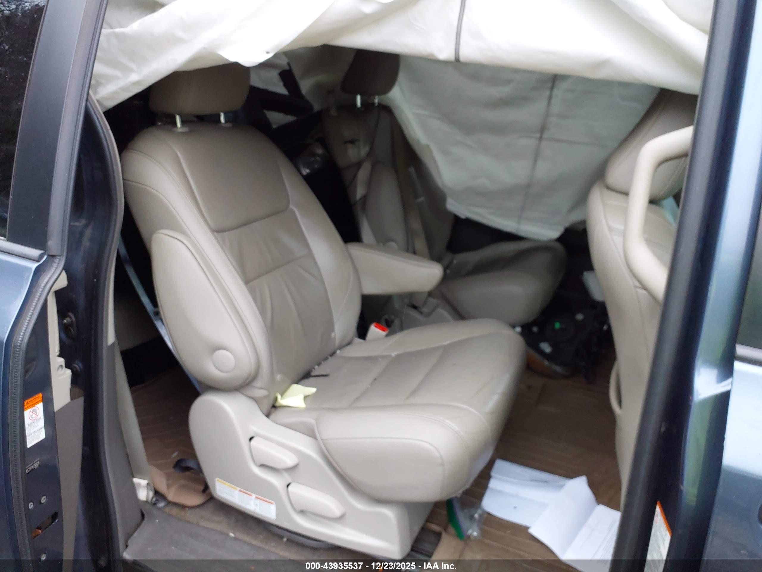 TOYOTA SIENNA image 8