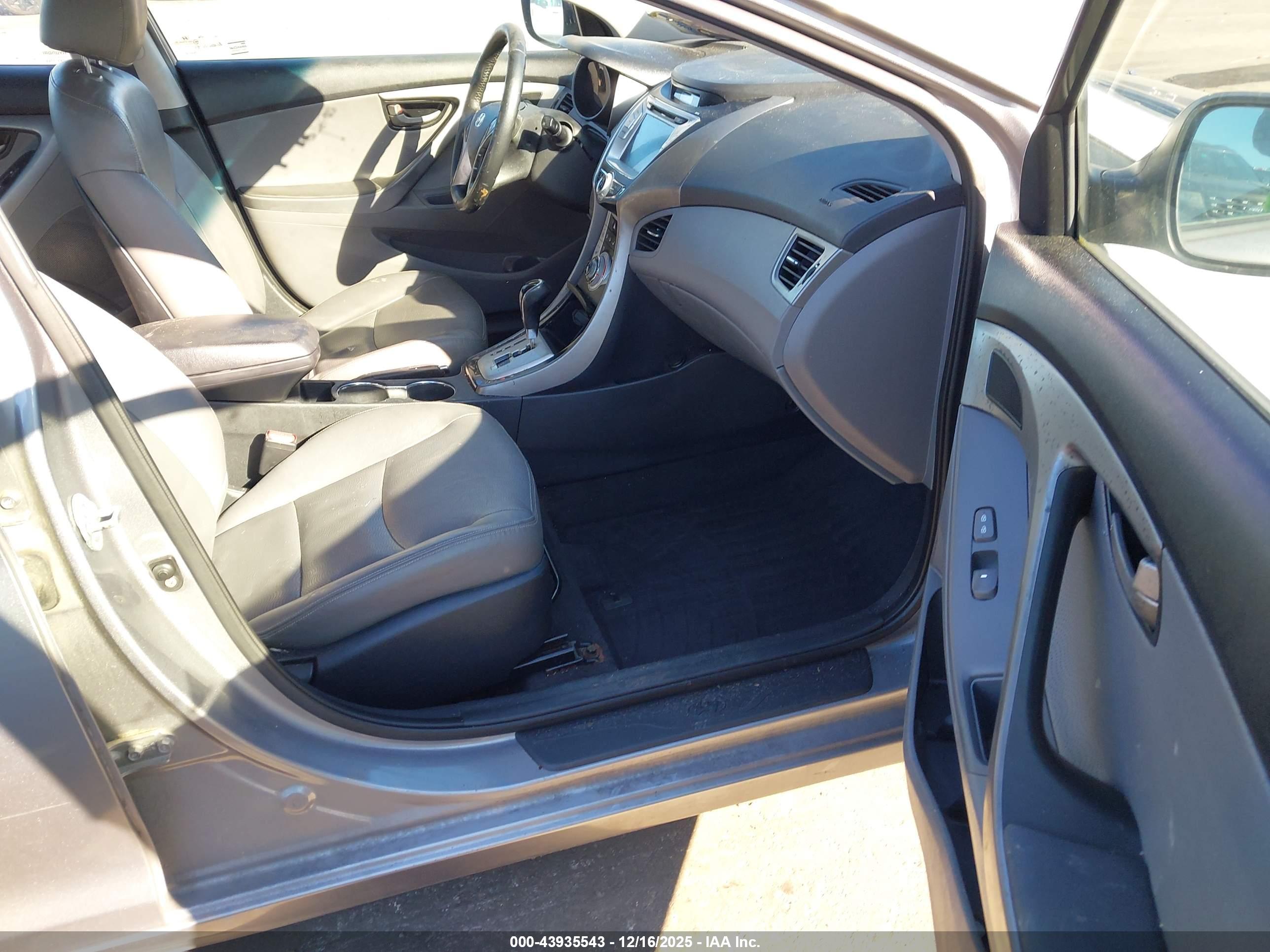 HYUNDAI ELANTRA image 5