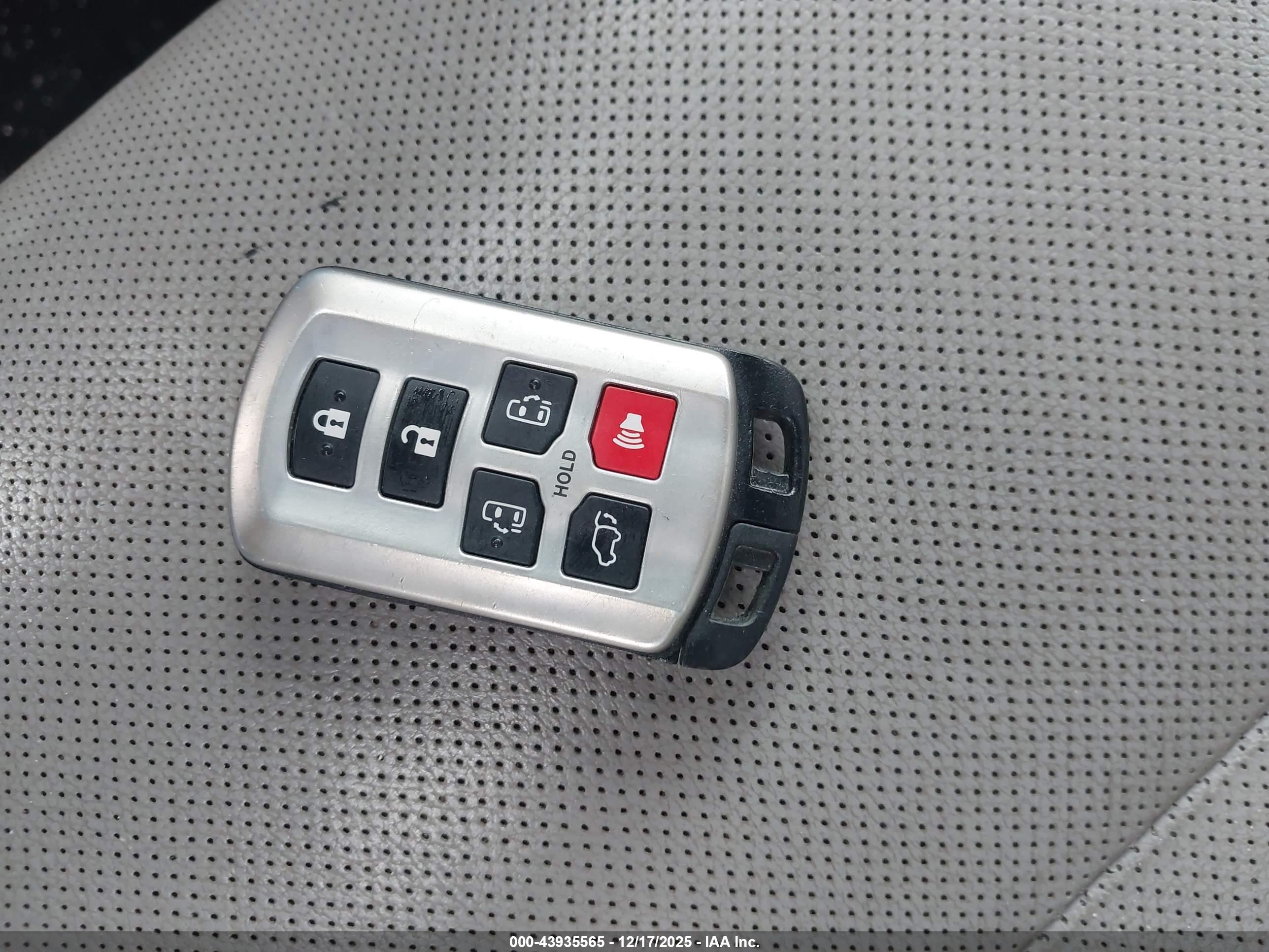 TOYOTA SIENNA image 11