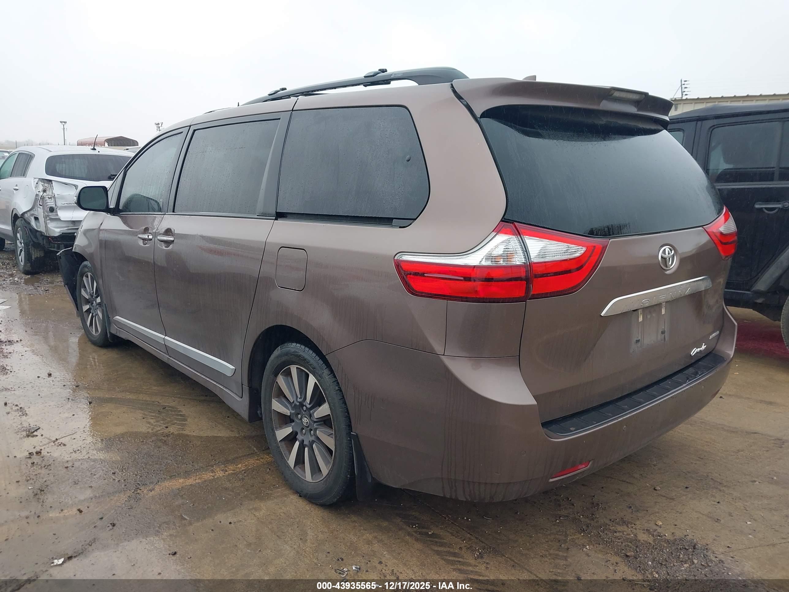 TOYOTA SIENNA image 3
