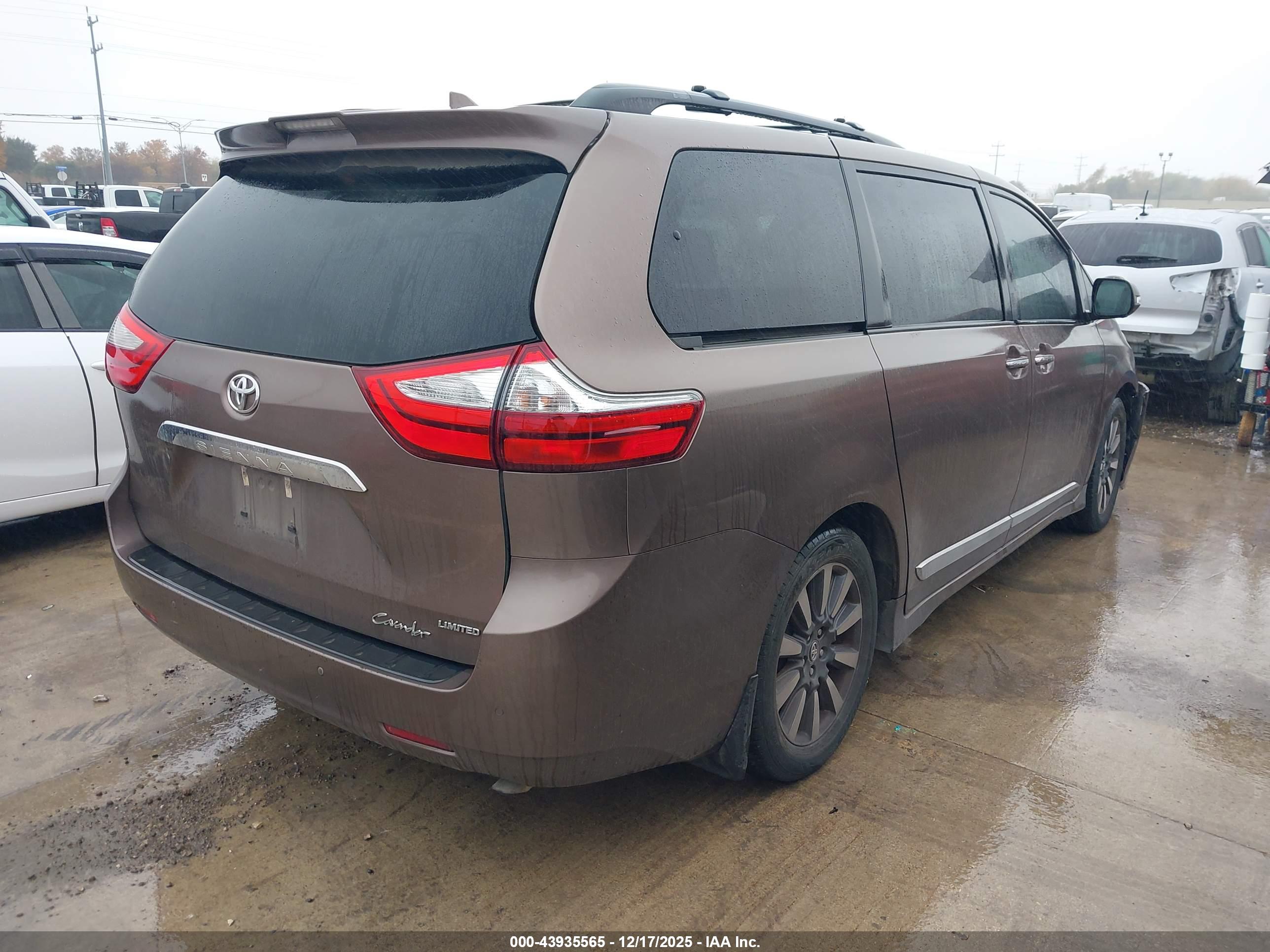 TOYOTA SIENNA image 4