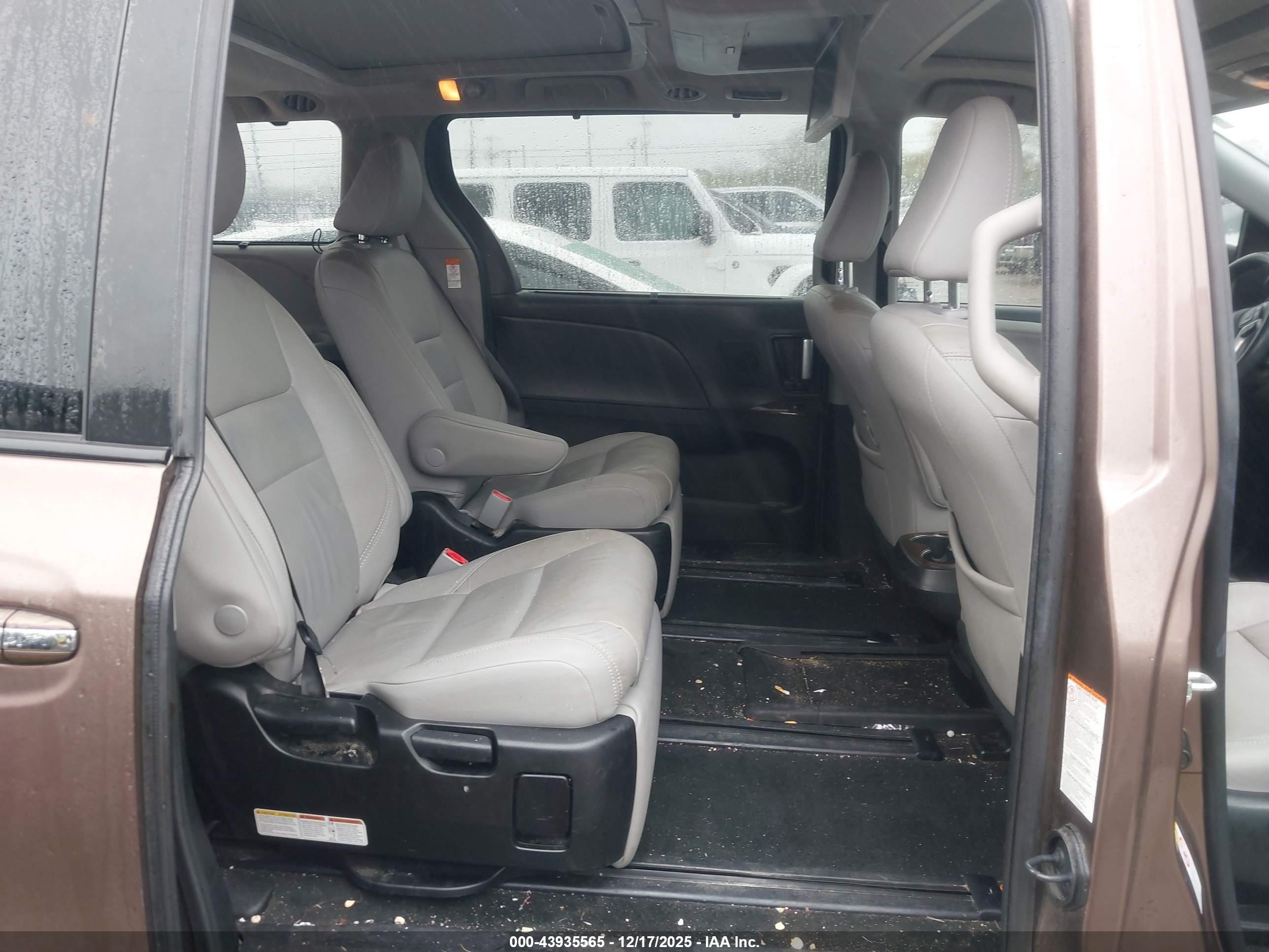 TOYOTA SIENNA image 8