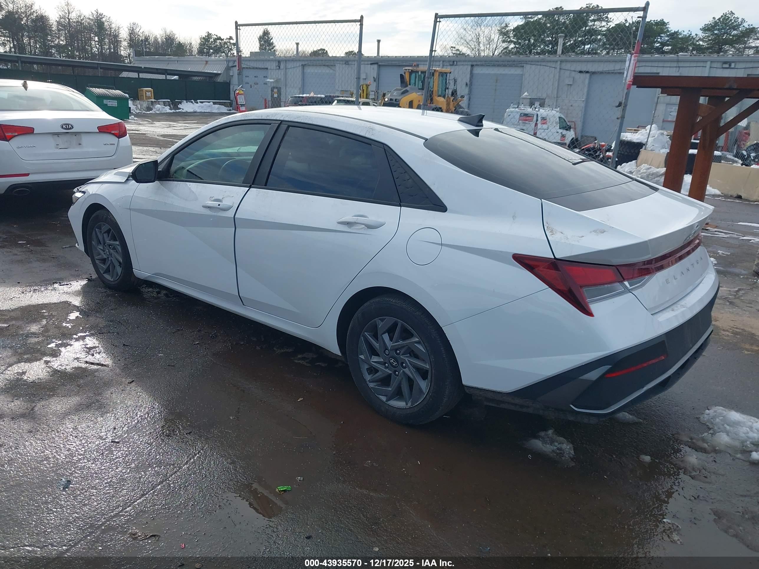 HYUNDAI ELANTRA image 3
