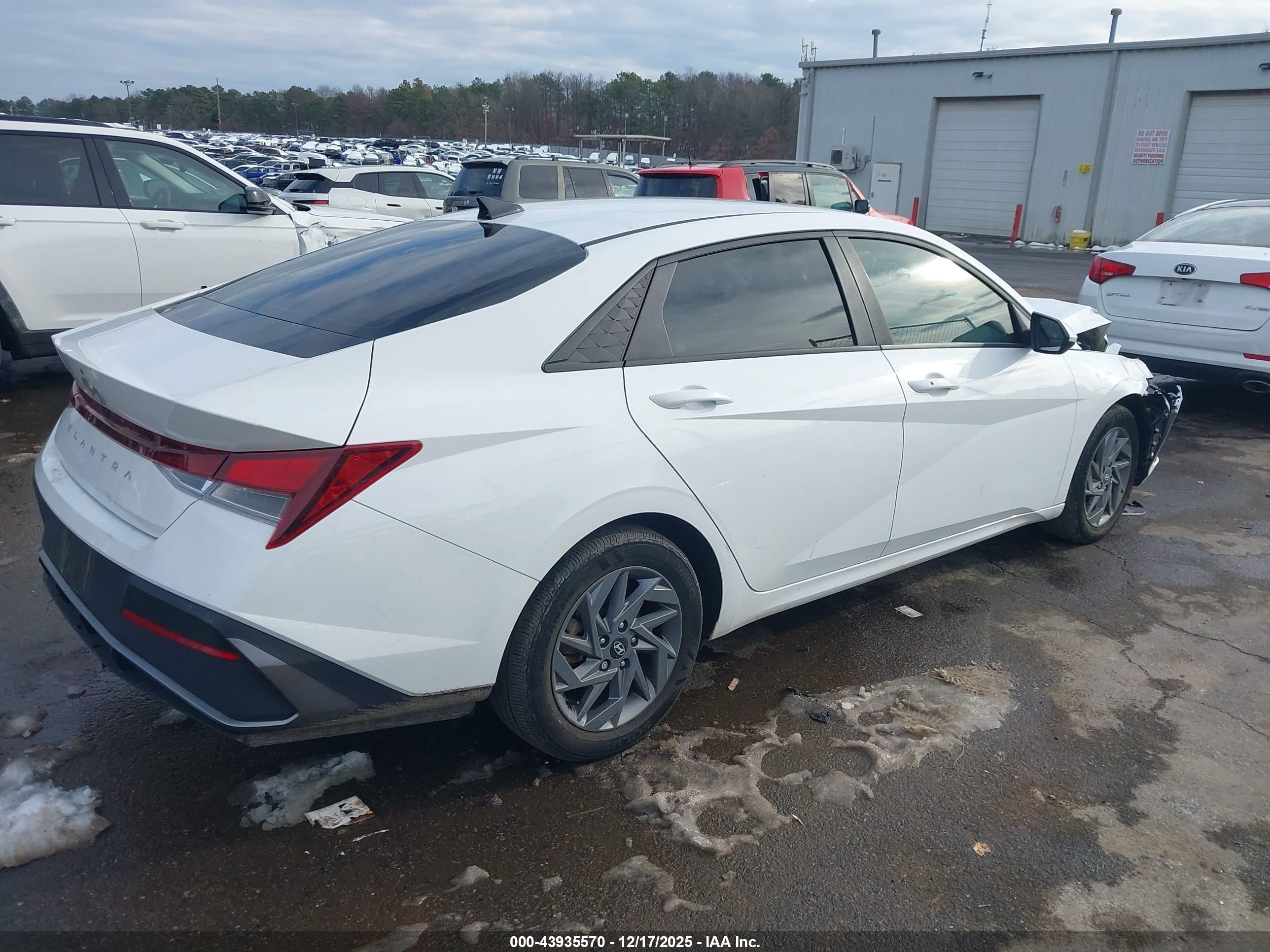 HYUNDAI ELANTRA image 4