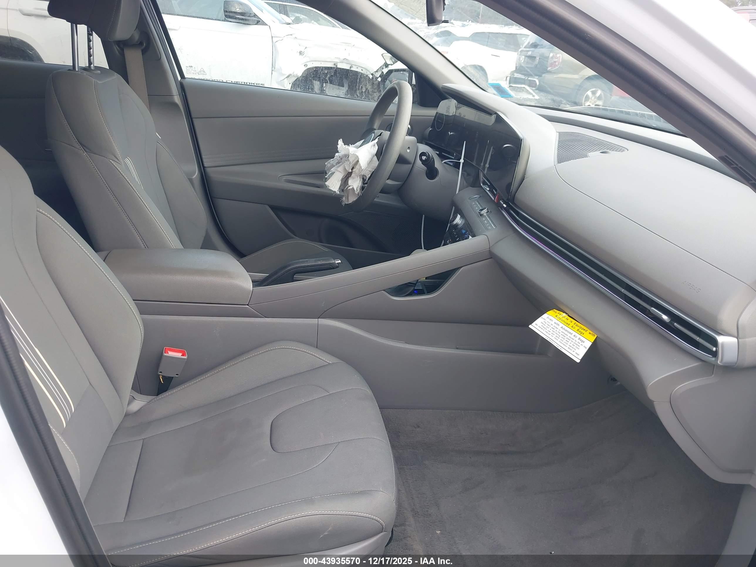 HYUNDAI ELANTRA image 5