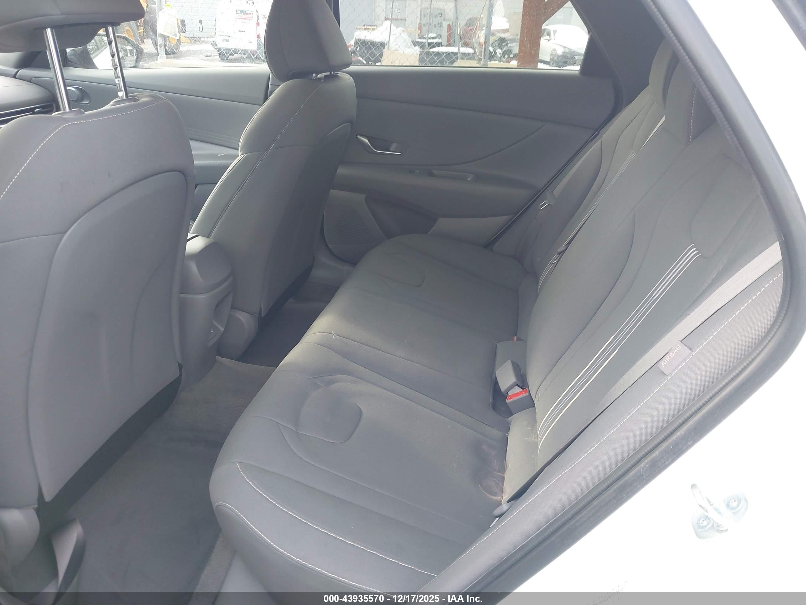HYUNDAI ELANTRA image 8