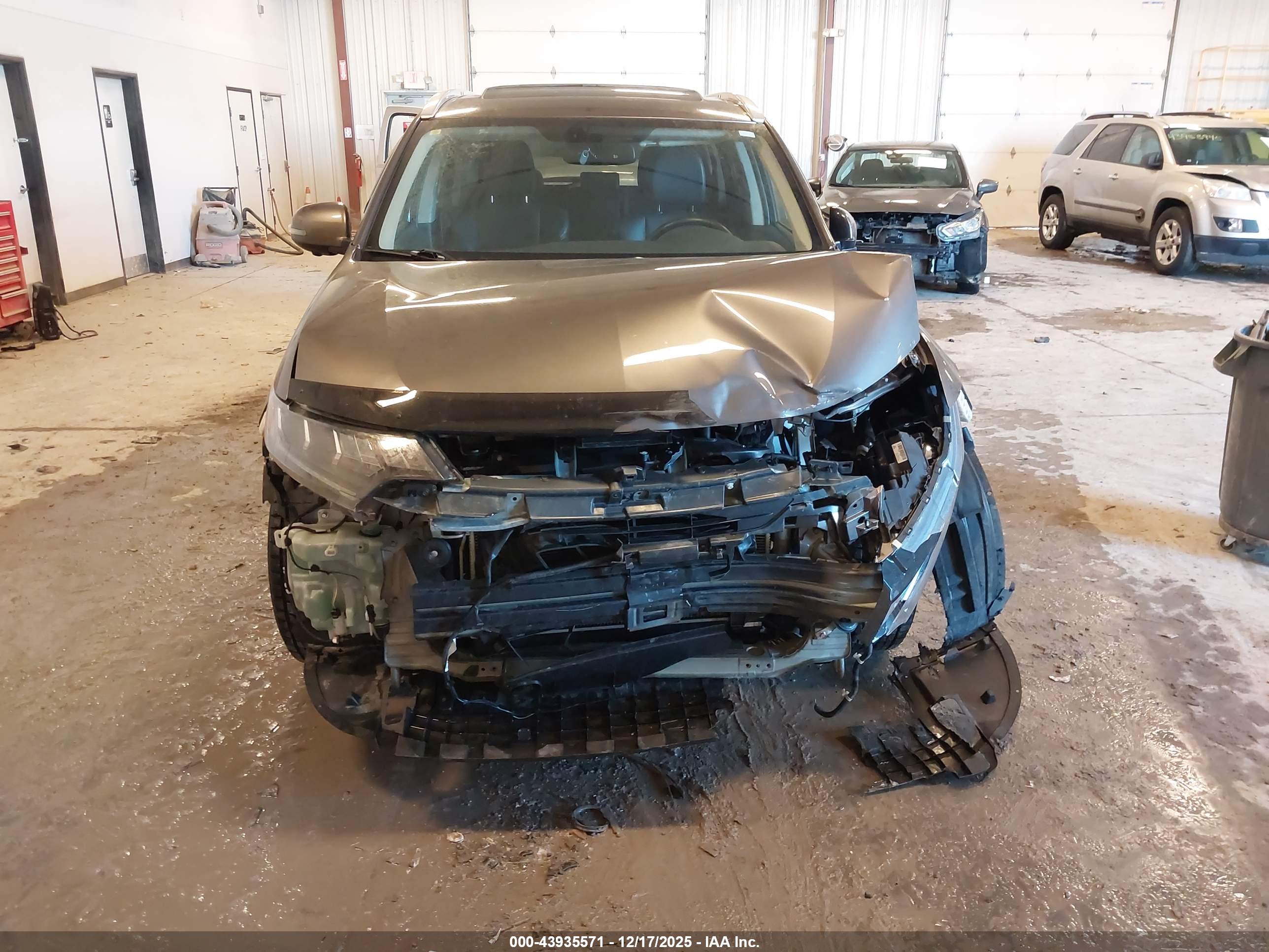 MITSUBISHI OUTLANDER image 6