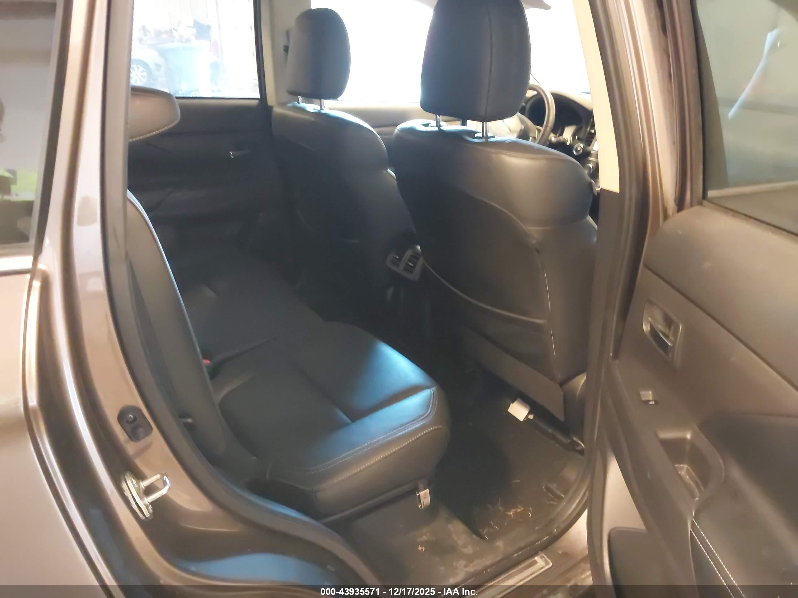 MITSUBISHI OUTLANDER image 8