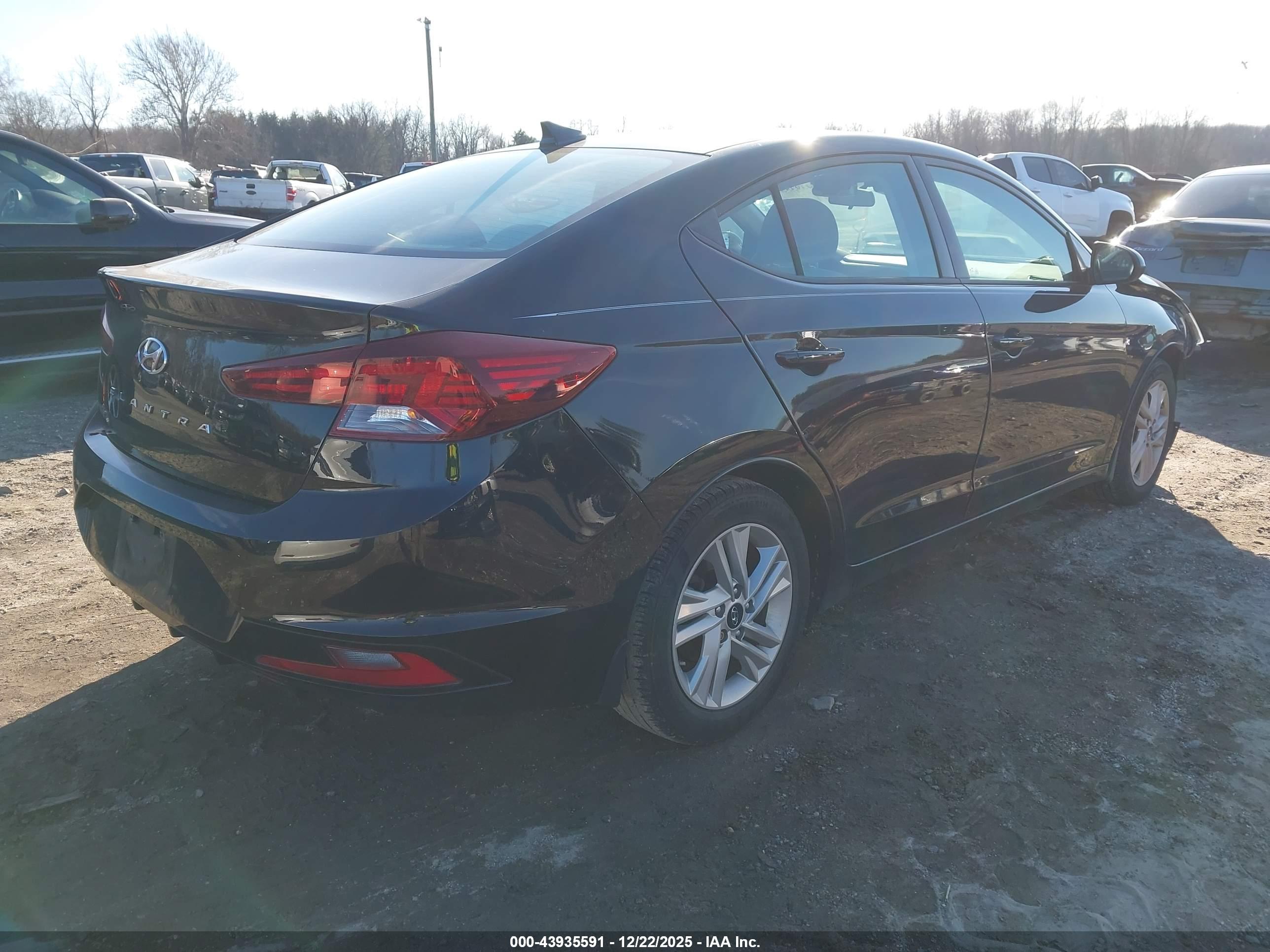 HYUNDAI ELANTRA image 4