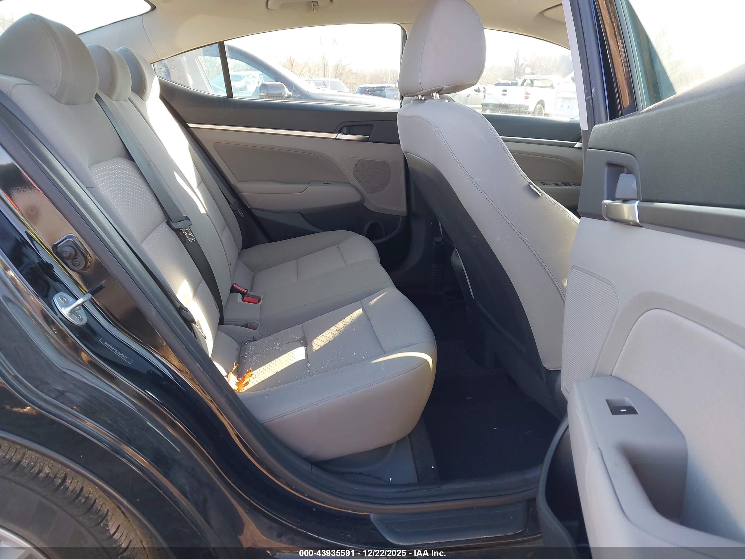 HYUNDAI ELANTRA image 8