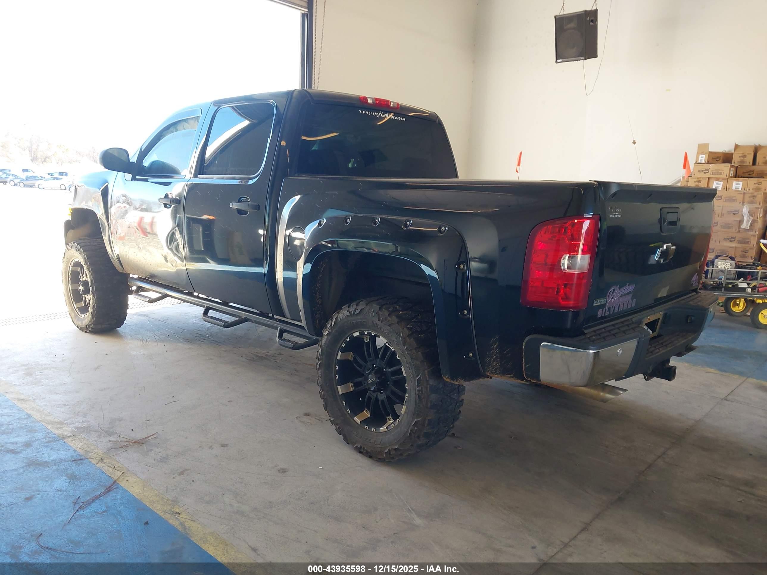 CHEVROLET SILVERADO image 3