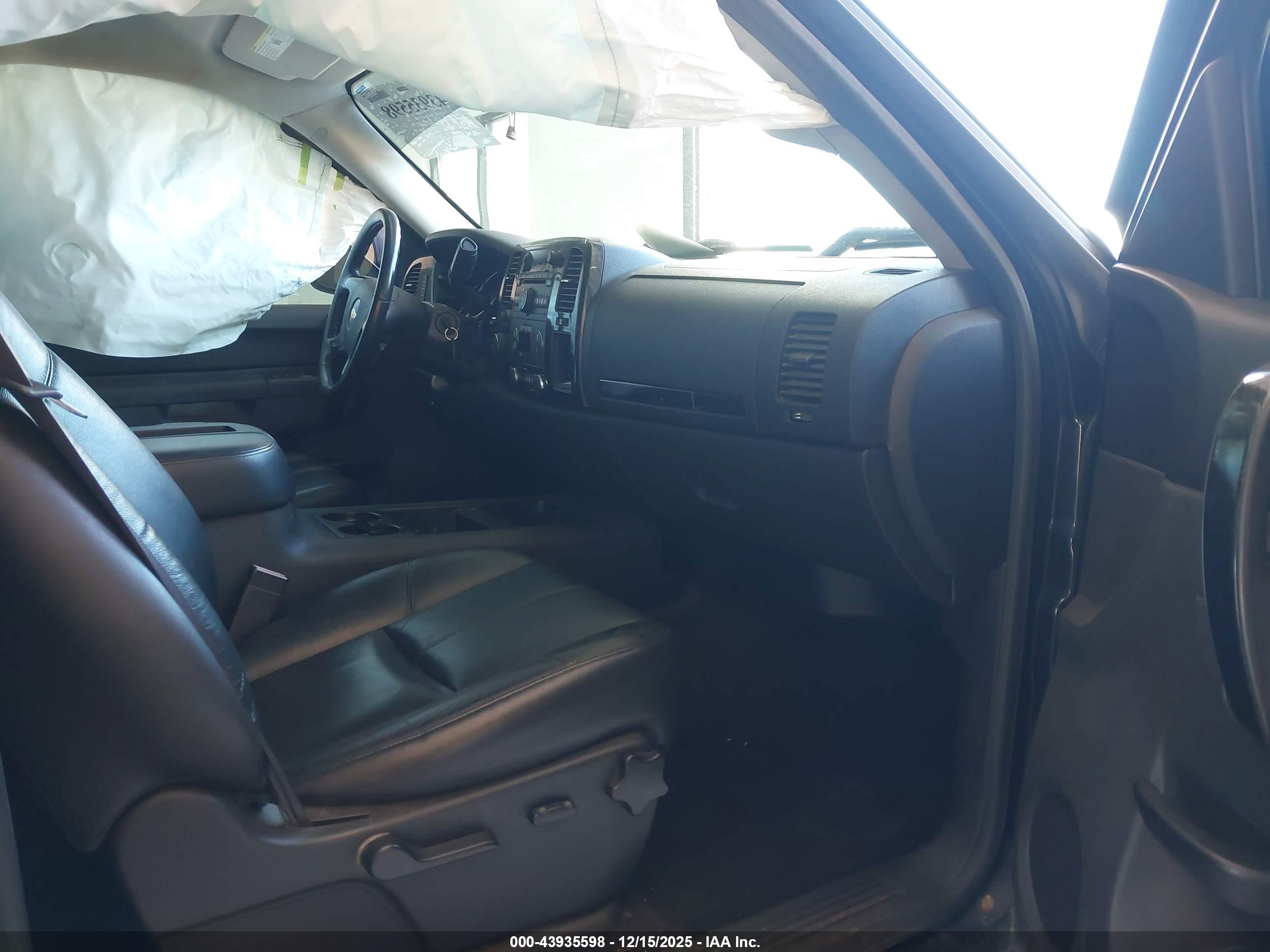 CHEVROLET SILVERADO image 5