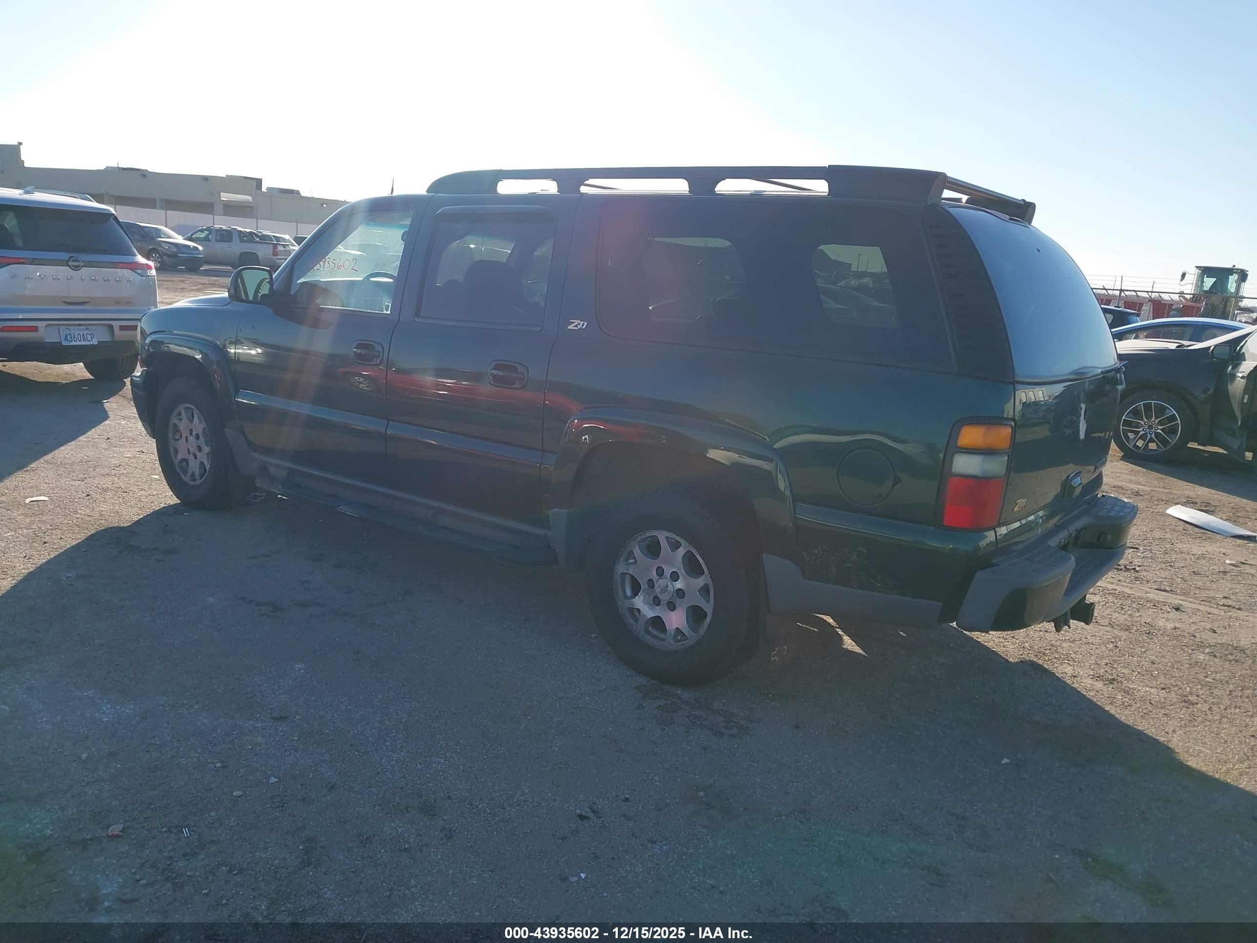 CHEVROLET SUBURBAN image 3