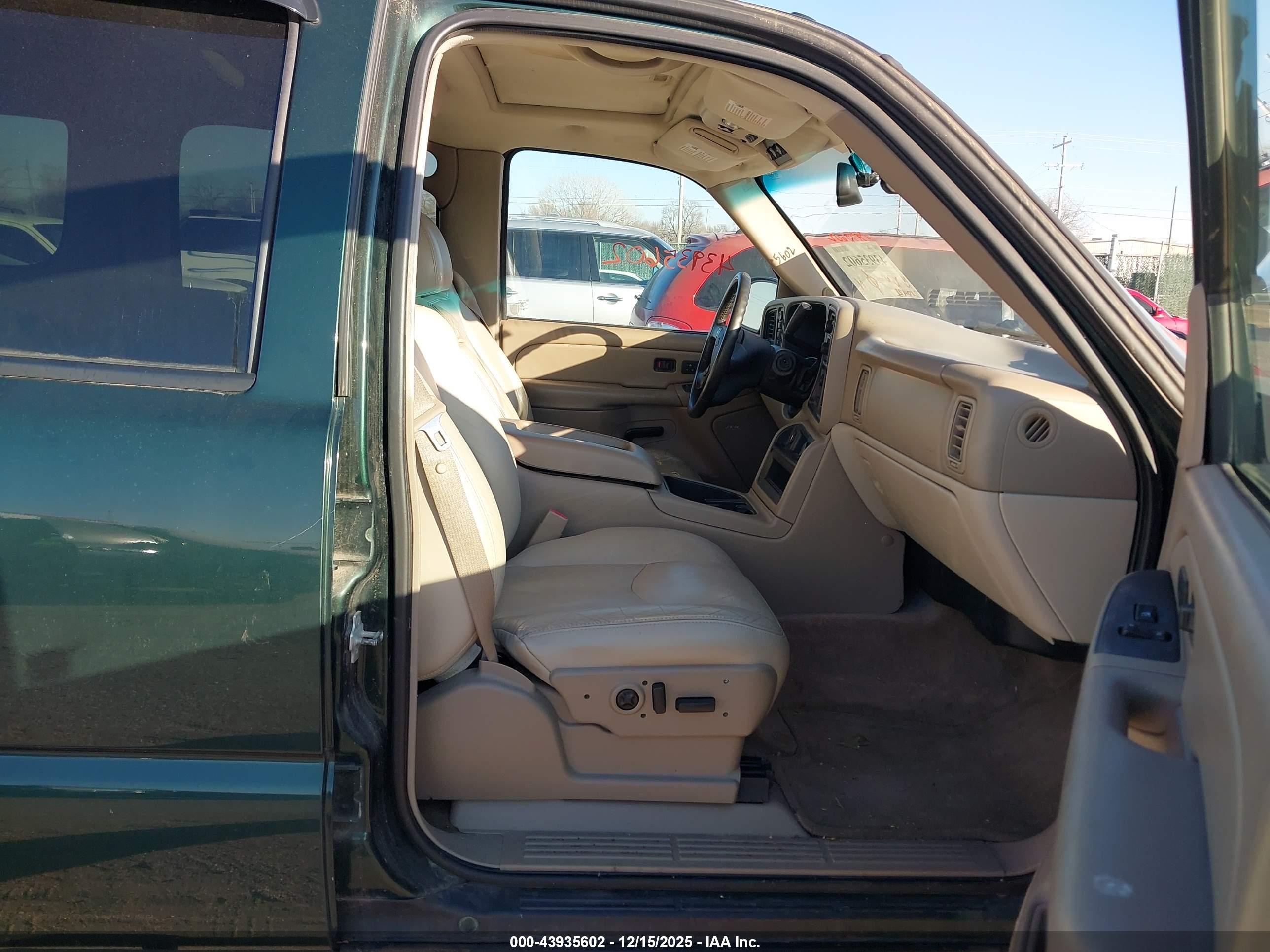 CHEVROLET SUBURBAN image 5