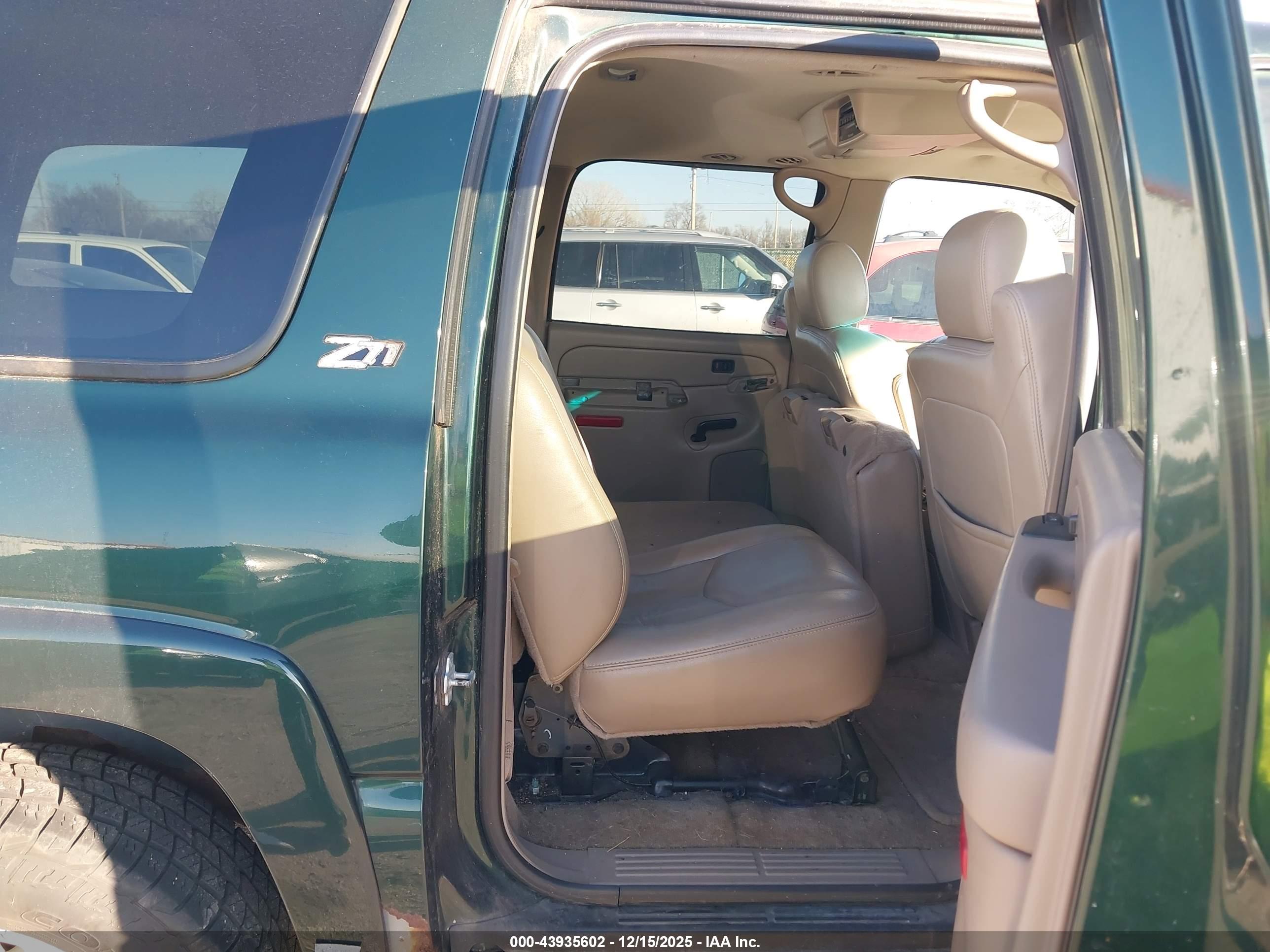 CHEVROLET SUBURBAN image 8