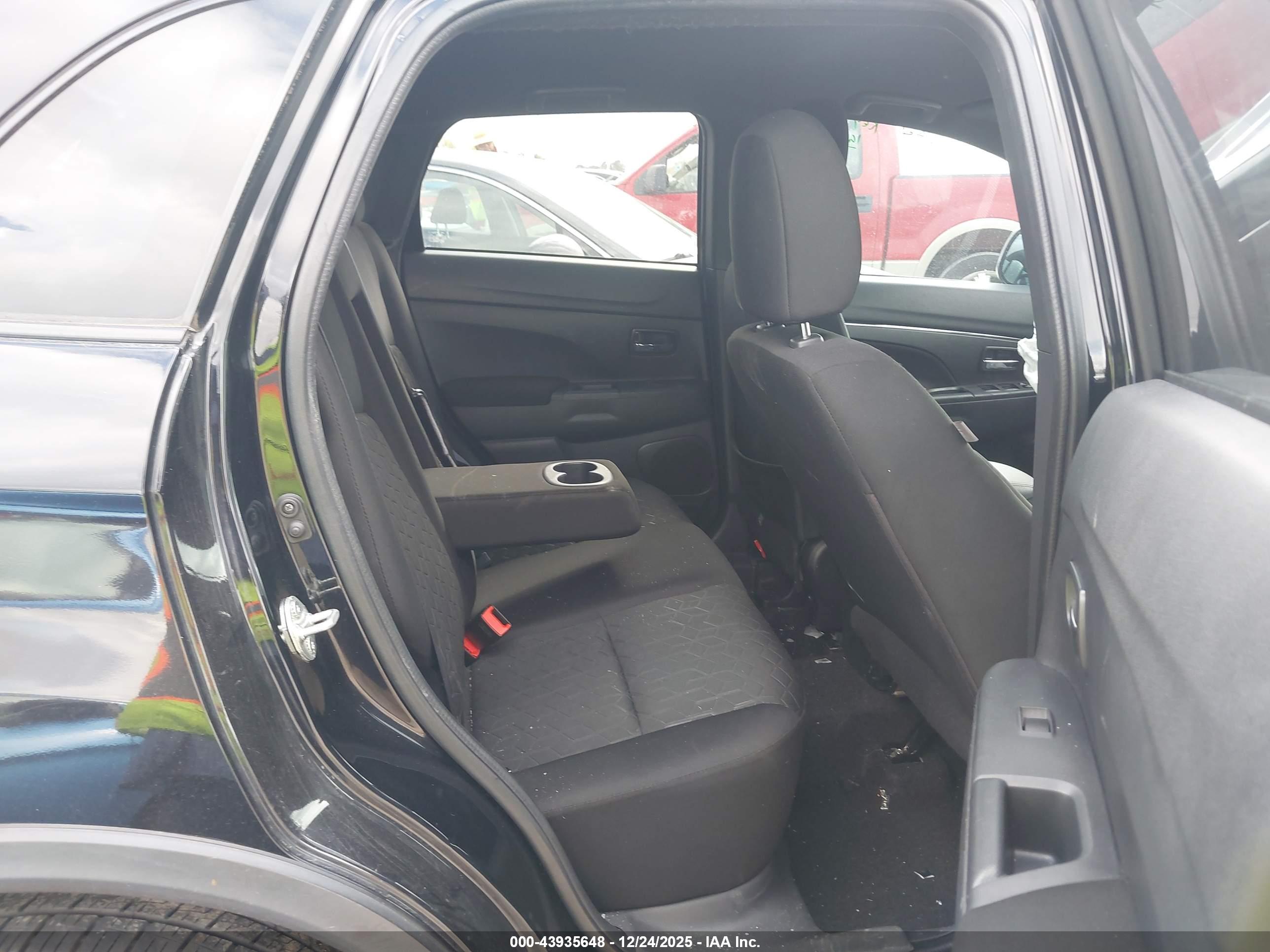 MITSUBISHI OUTLANDER image 8