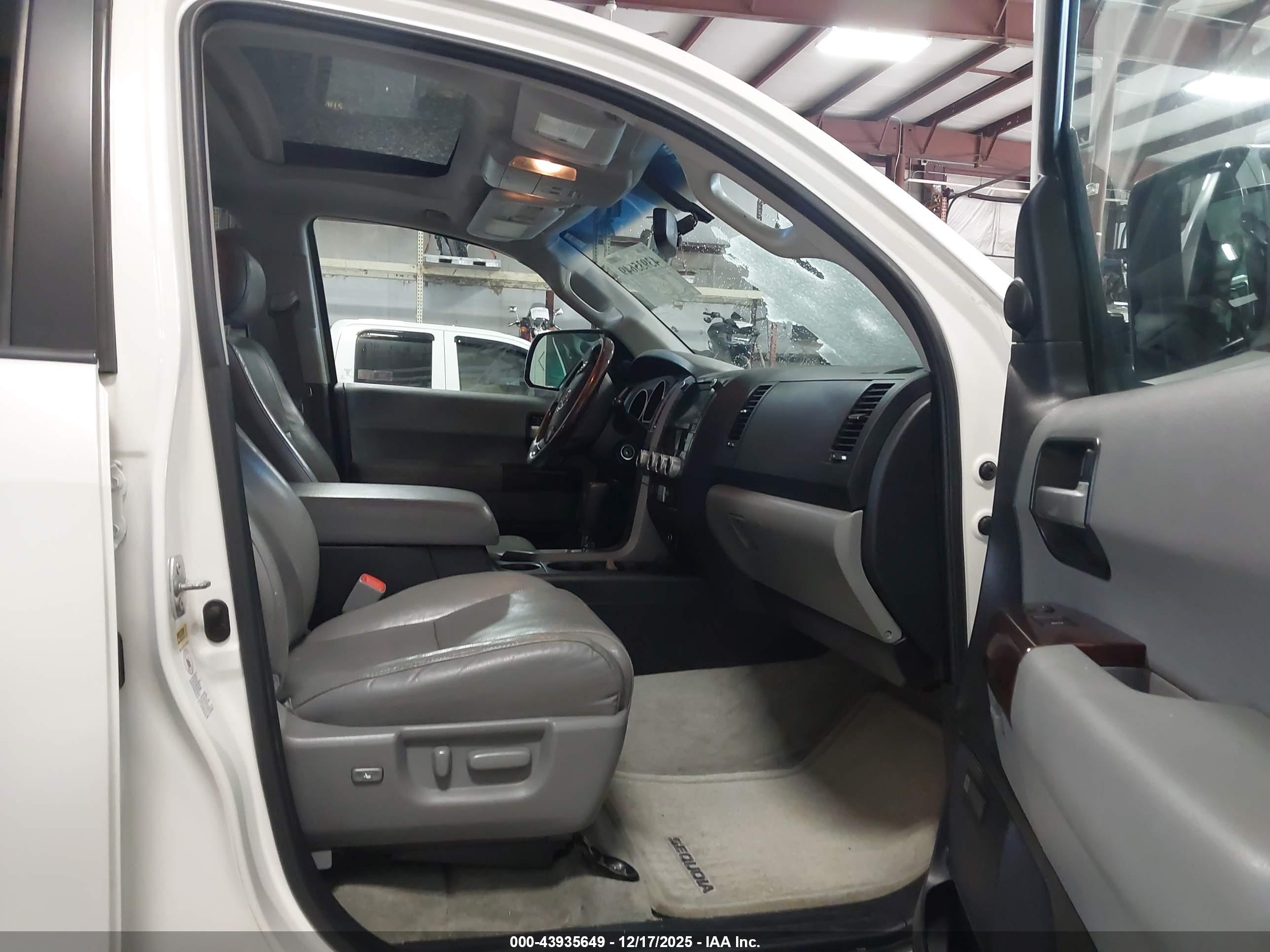 TOYOTA SEQUOIA image 5
