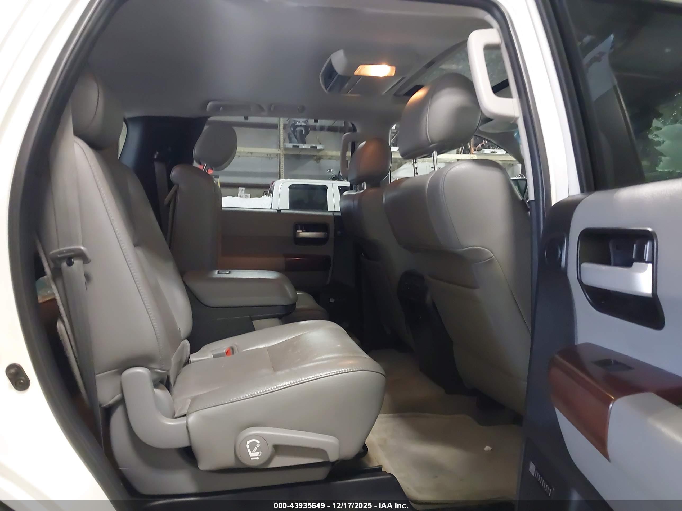 TOYOTA SEQUOIA image 8