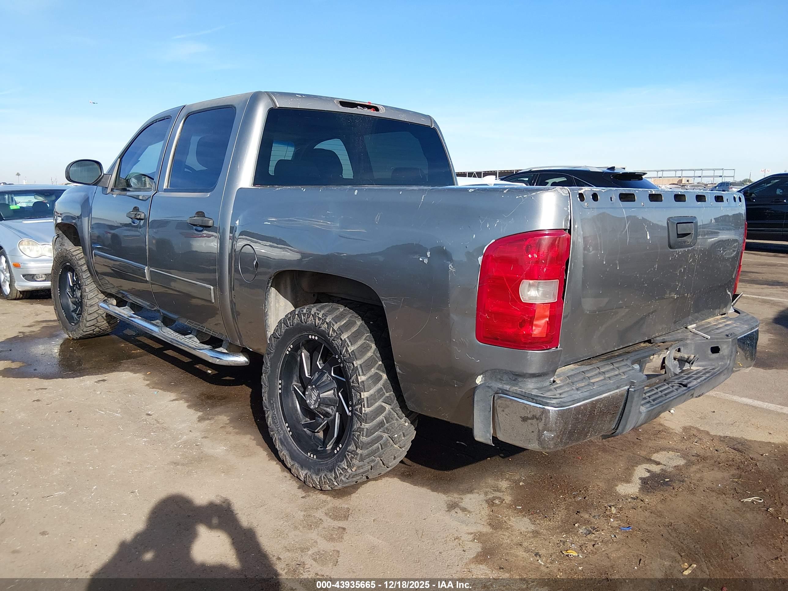 CHEVROLET SILVERADO image 3