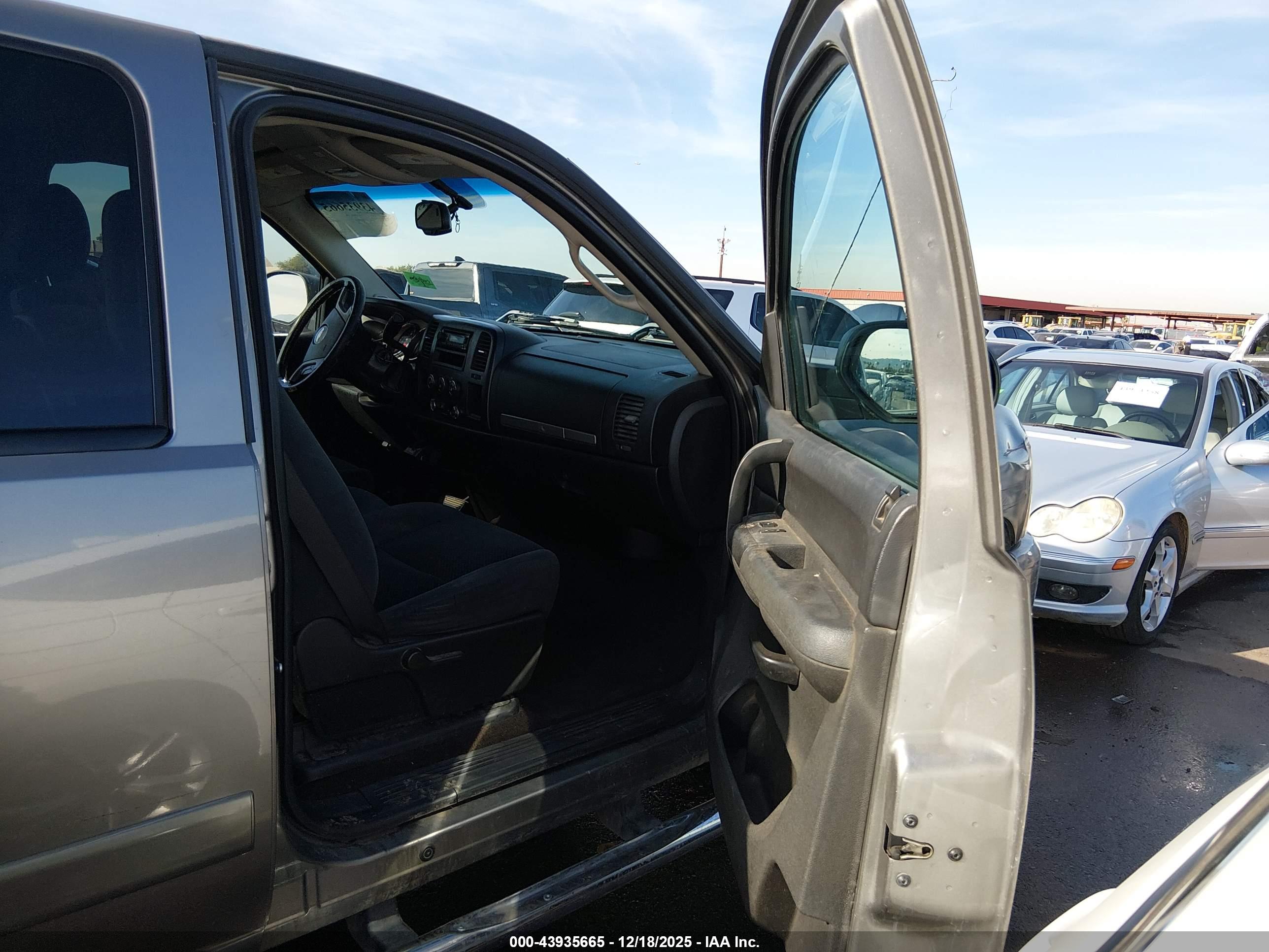 CHEVROLET SILVERADO image 5
