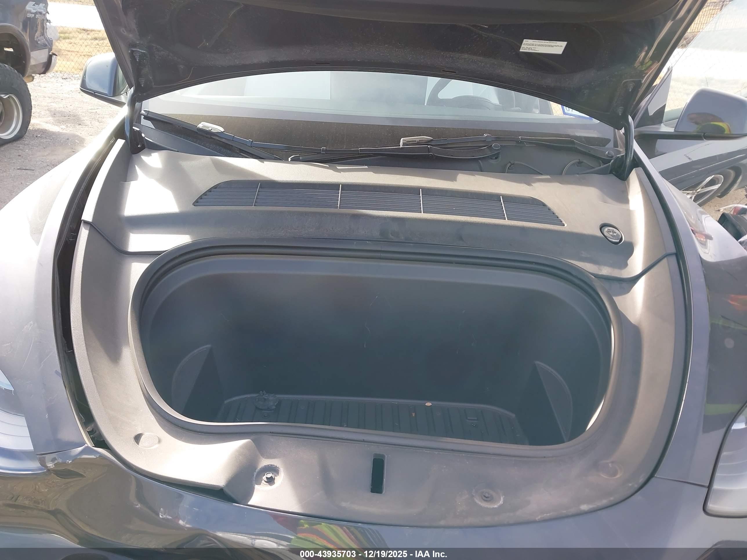 TESLA MODEL image 10