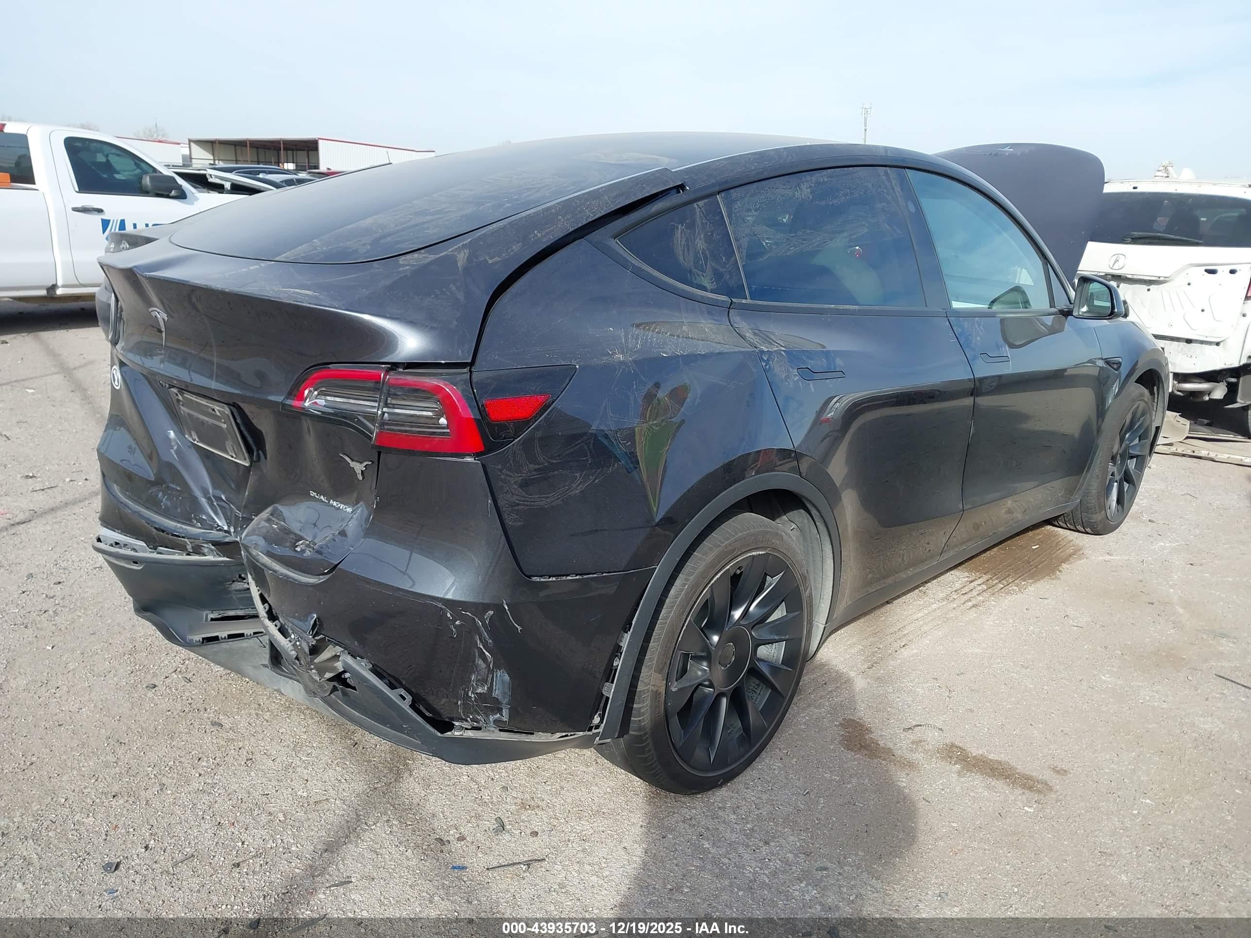 TESLA MODEL image 4