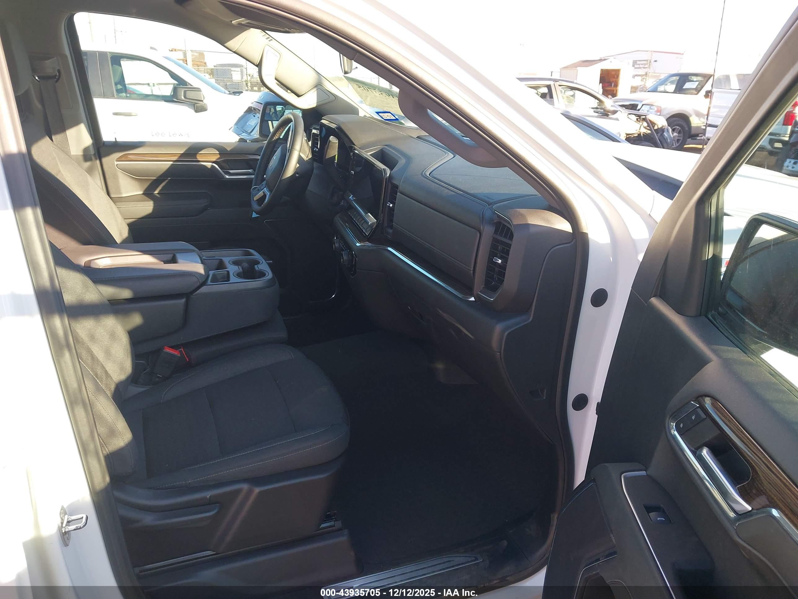 CHEVROLET SILVERADO image 5