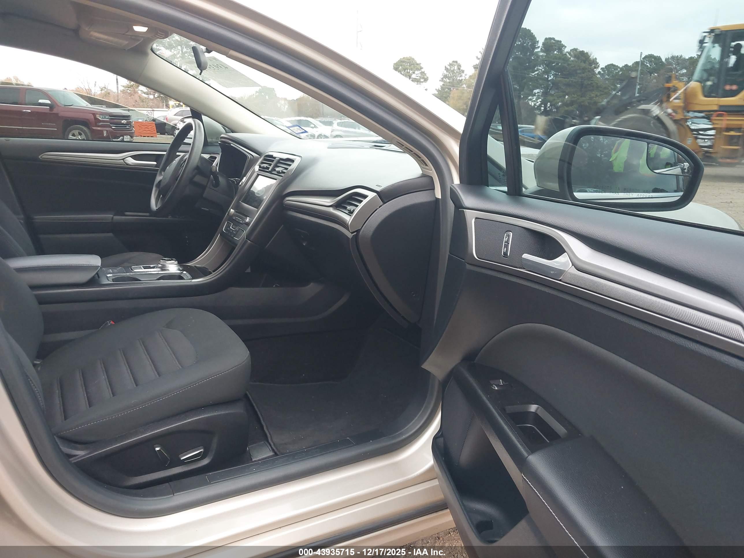 FORD FUSION image 5