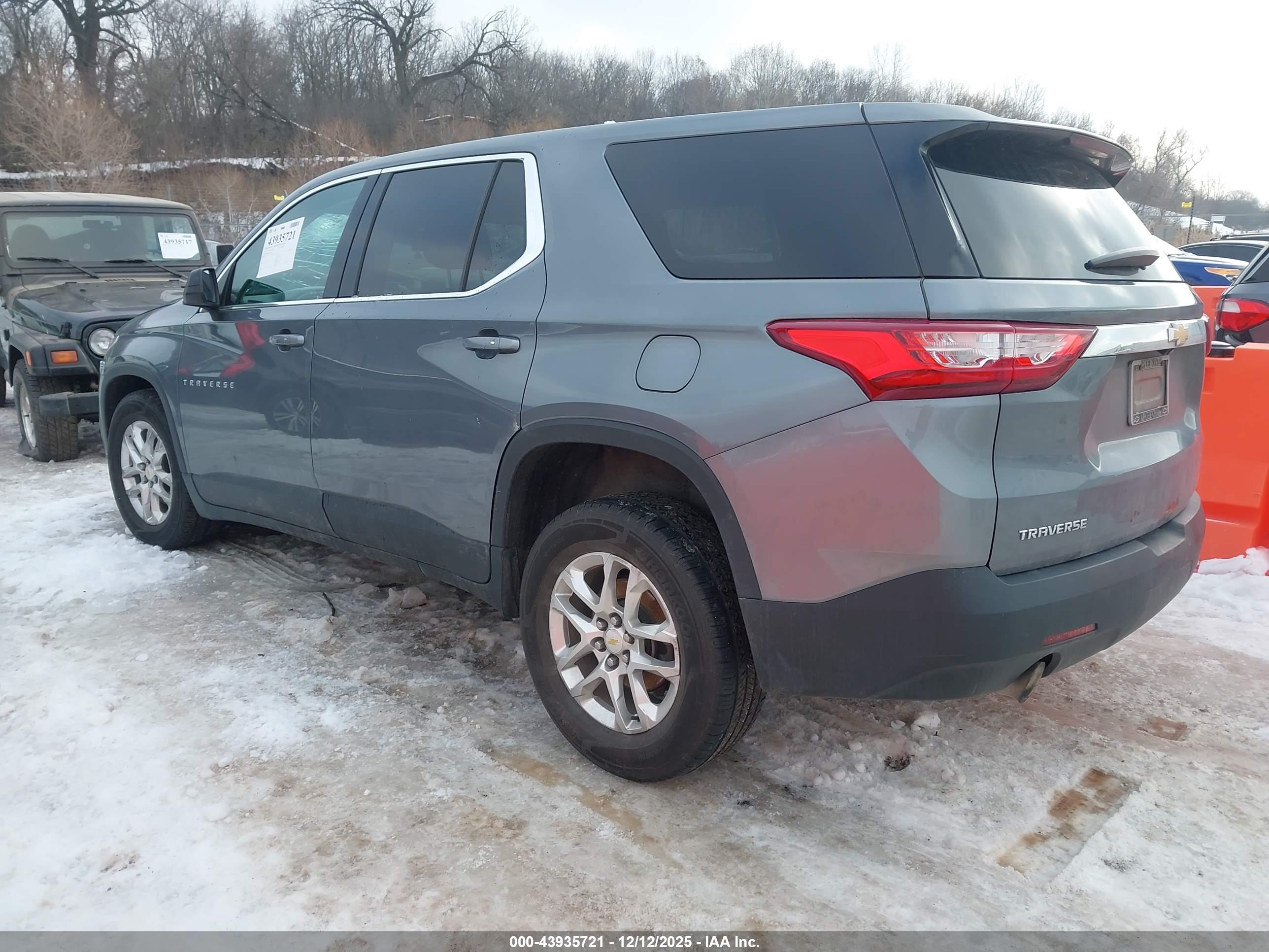 CHEVROLET TRAVERSE image 3