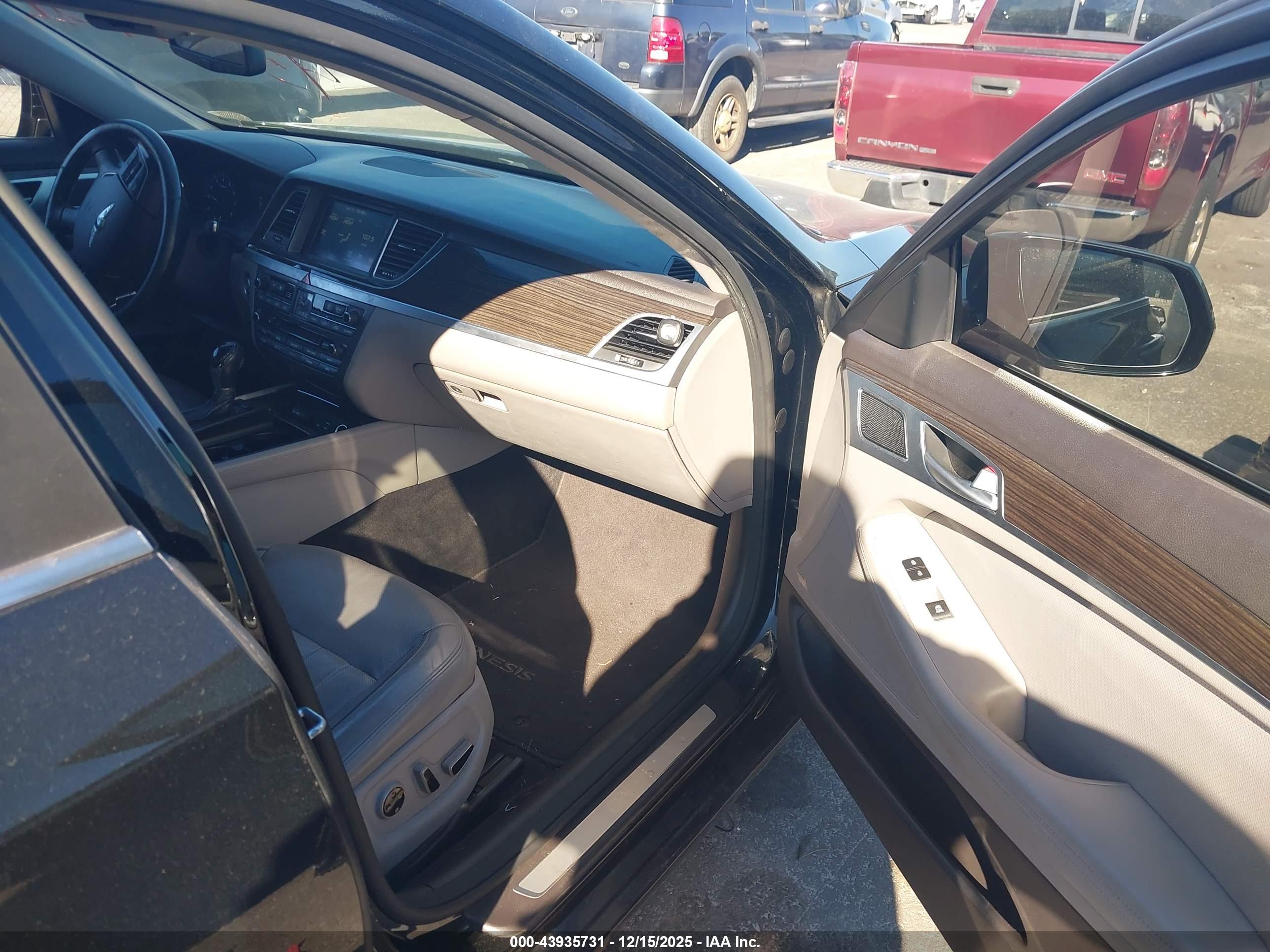 HYUNDAI GENESIS image 5