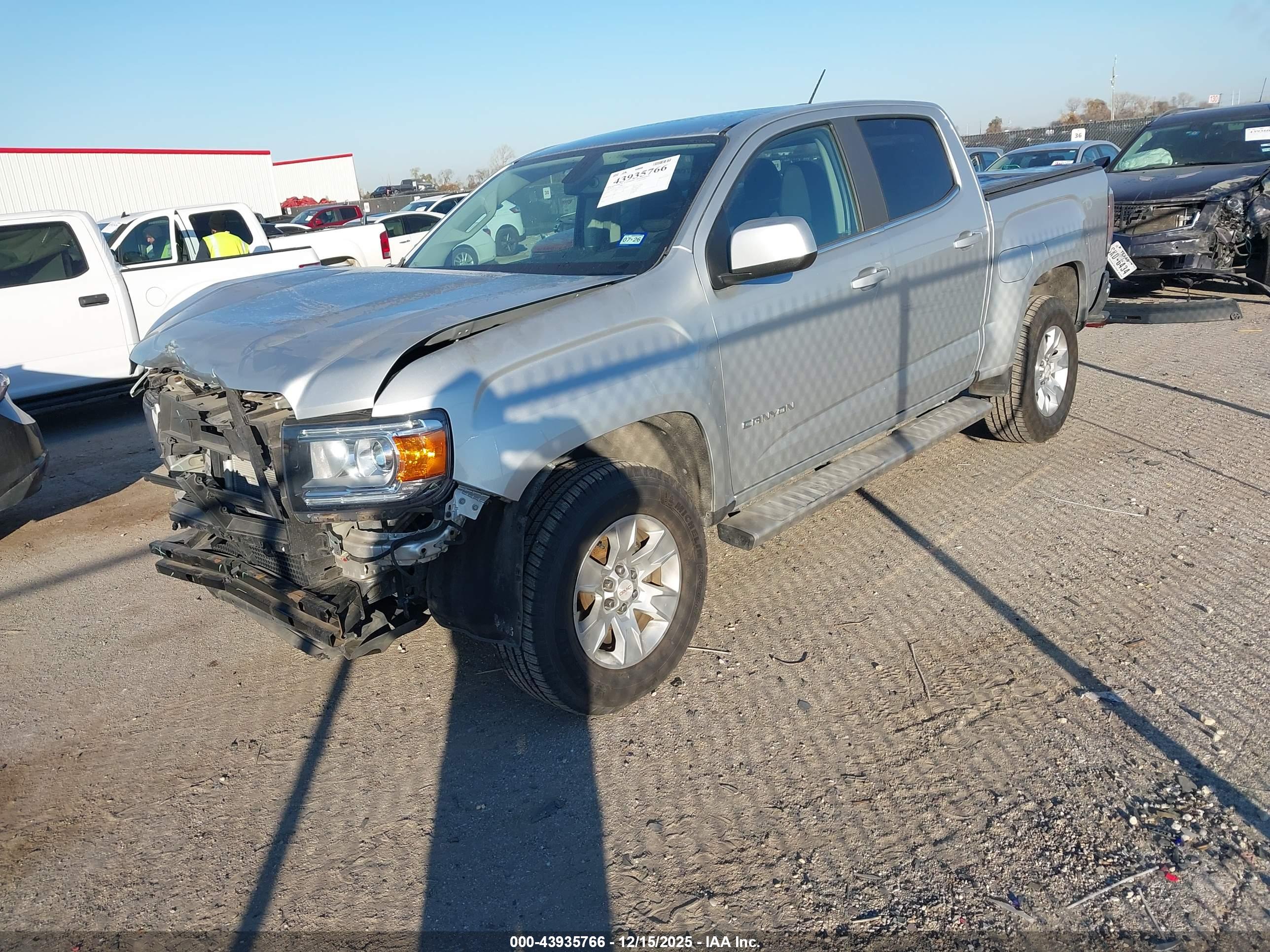 GMC CANYON image 2