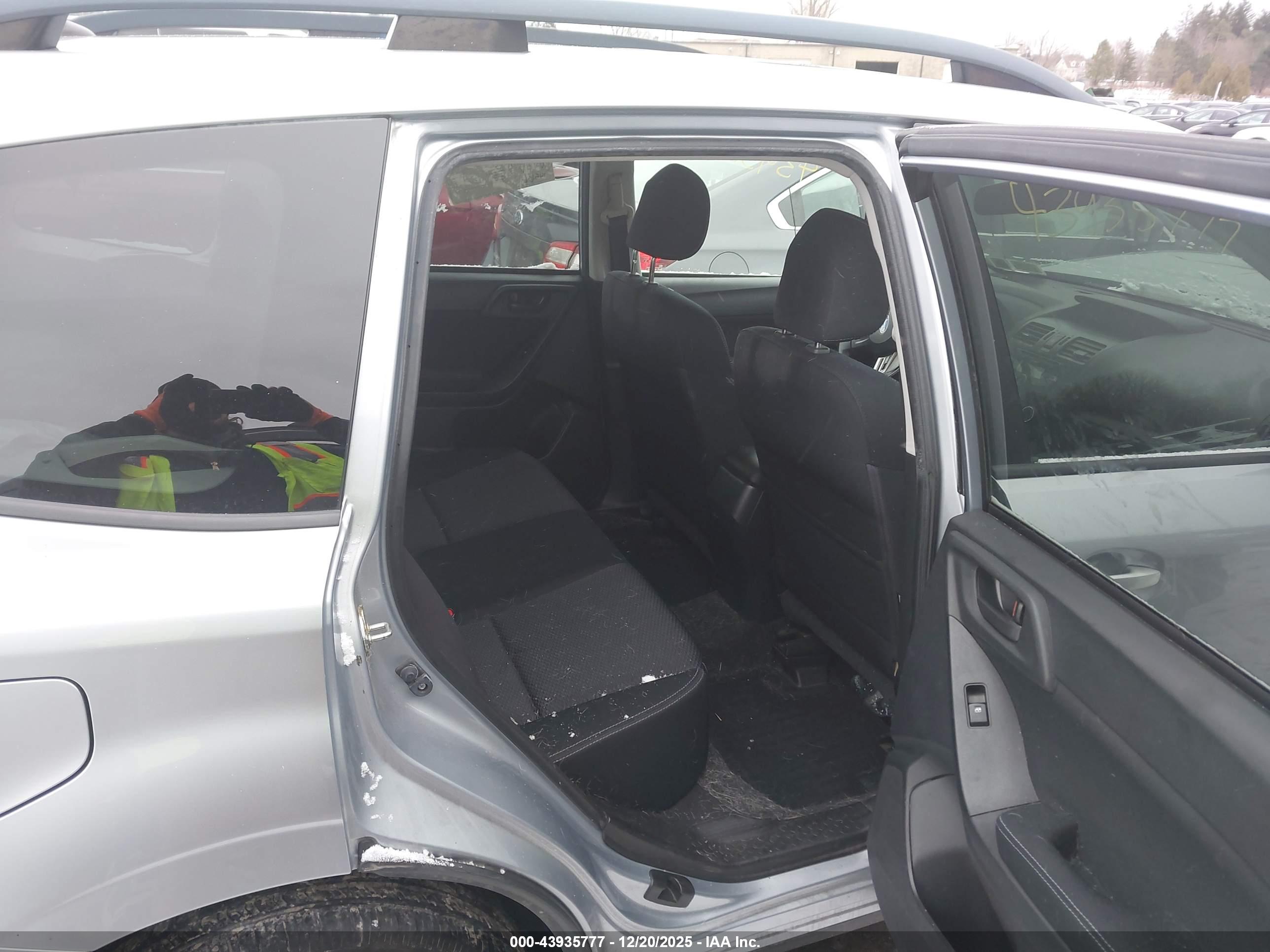 SUBARU FORESTER image 8