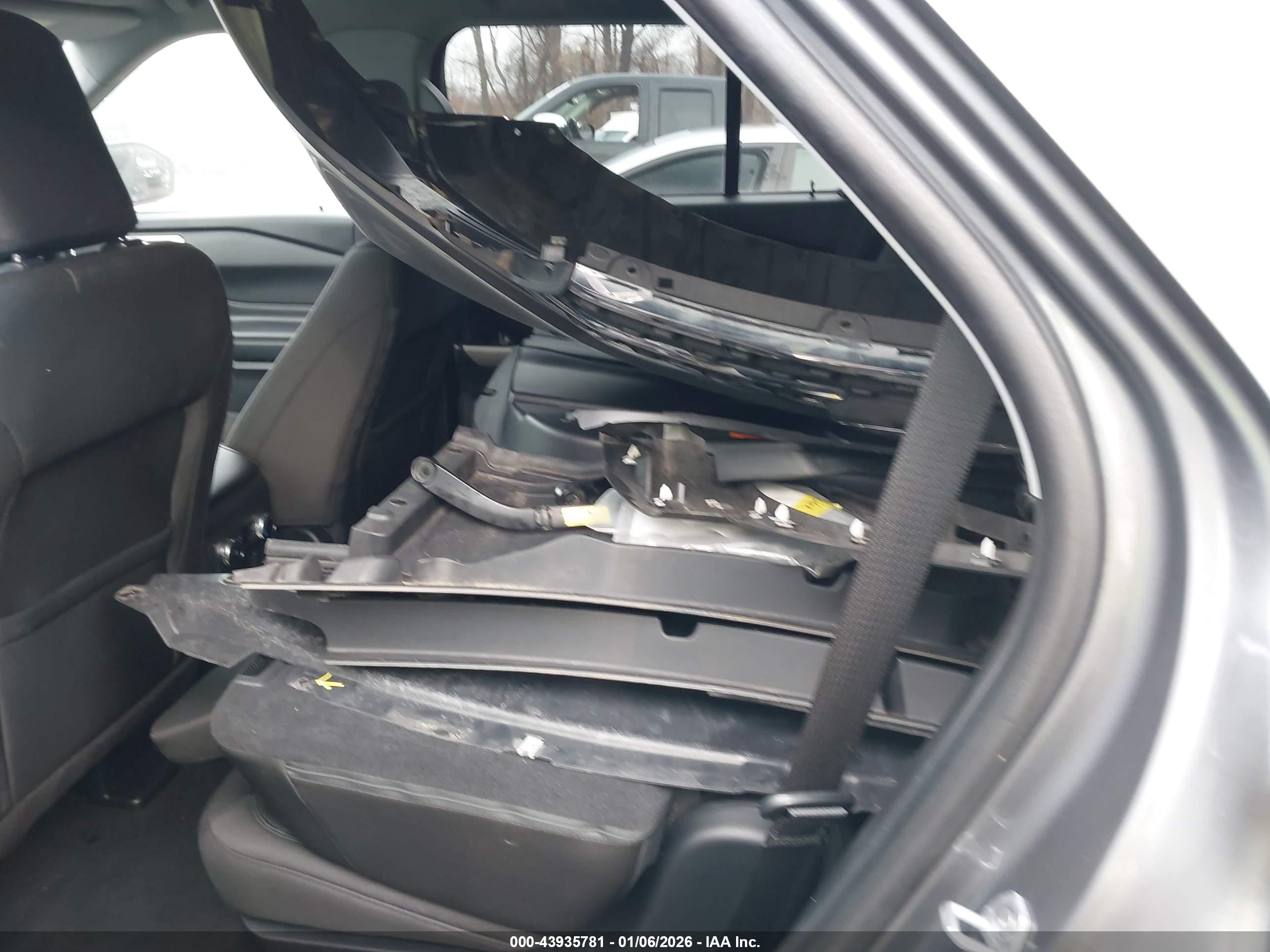 FORD EXPLORER image 8