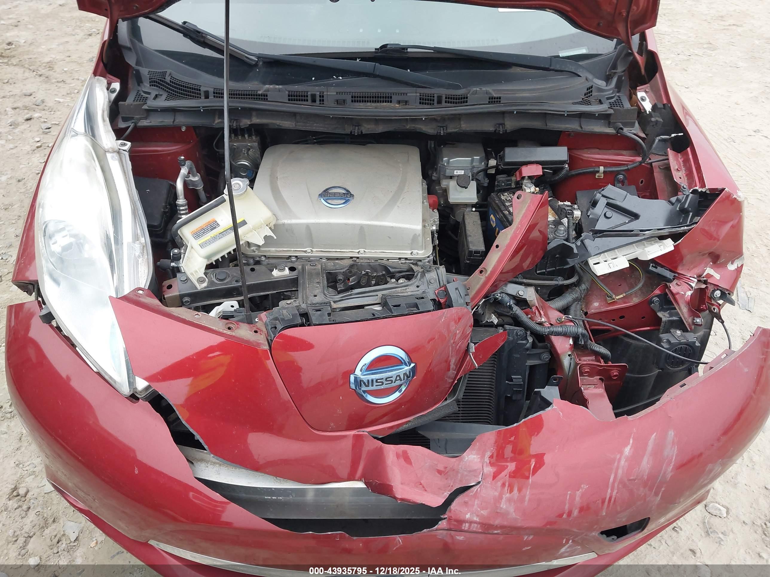 NISSAN LEAF image 10