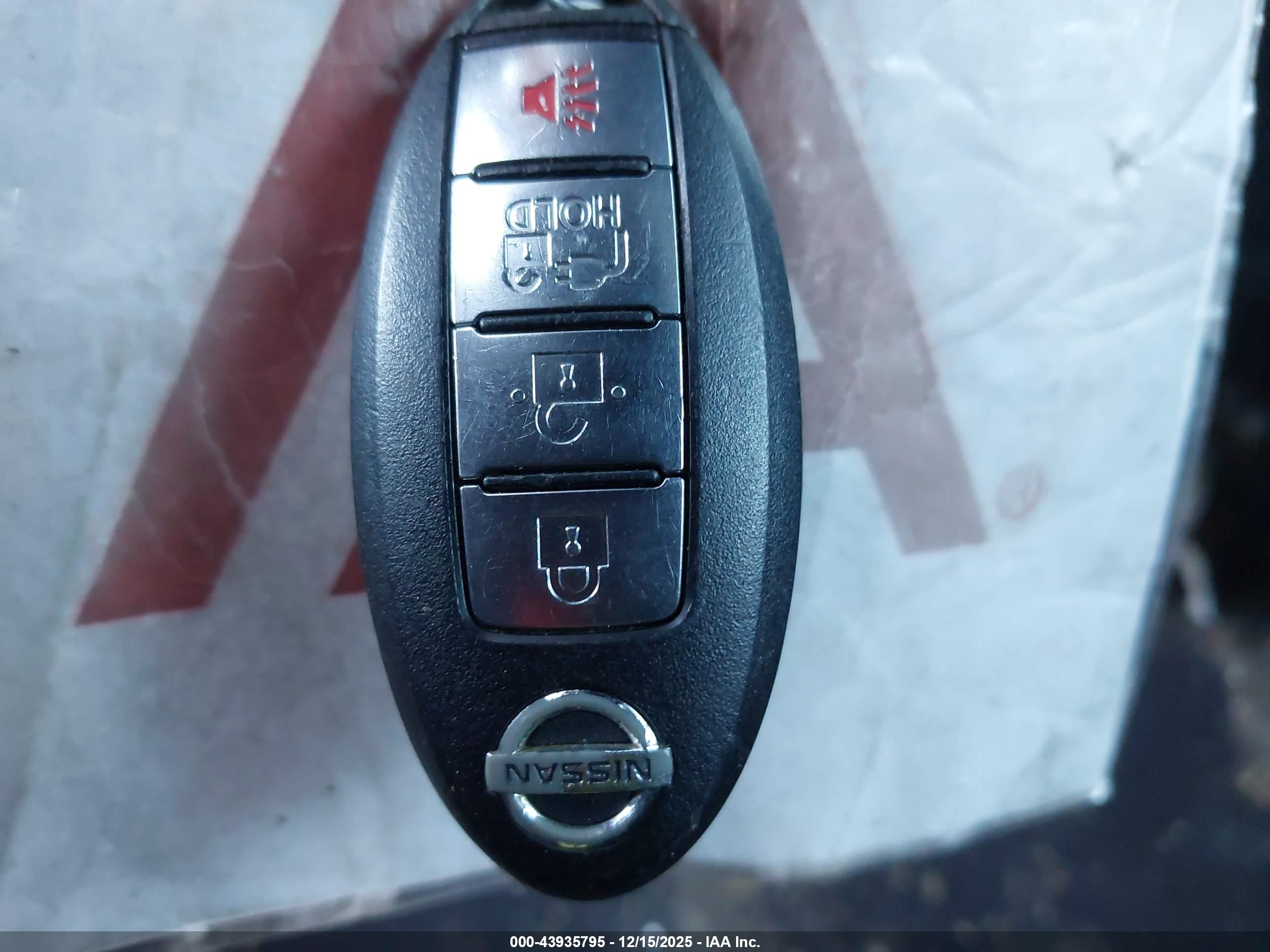 NISSAN LEAF image 11