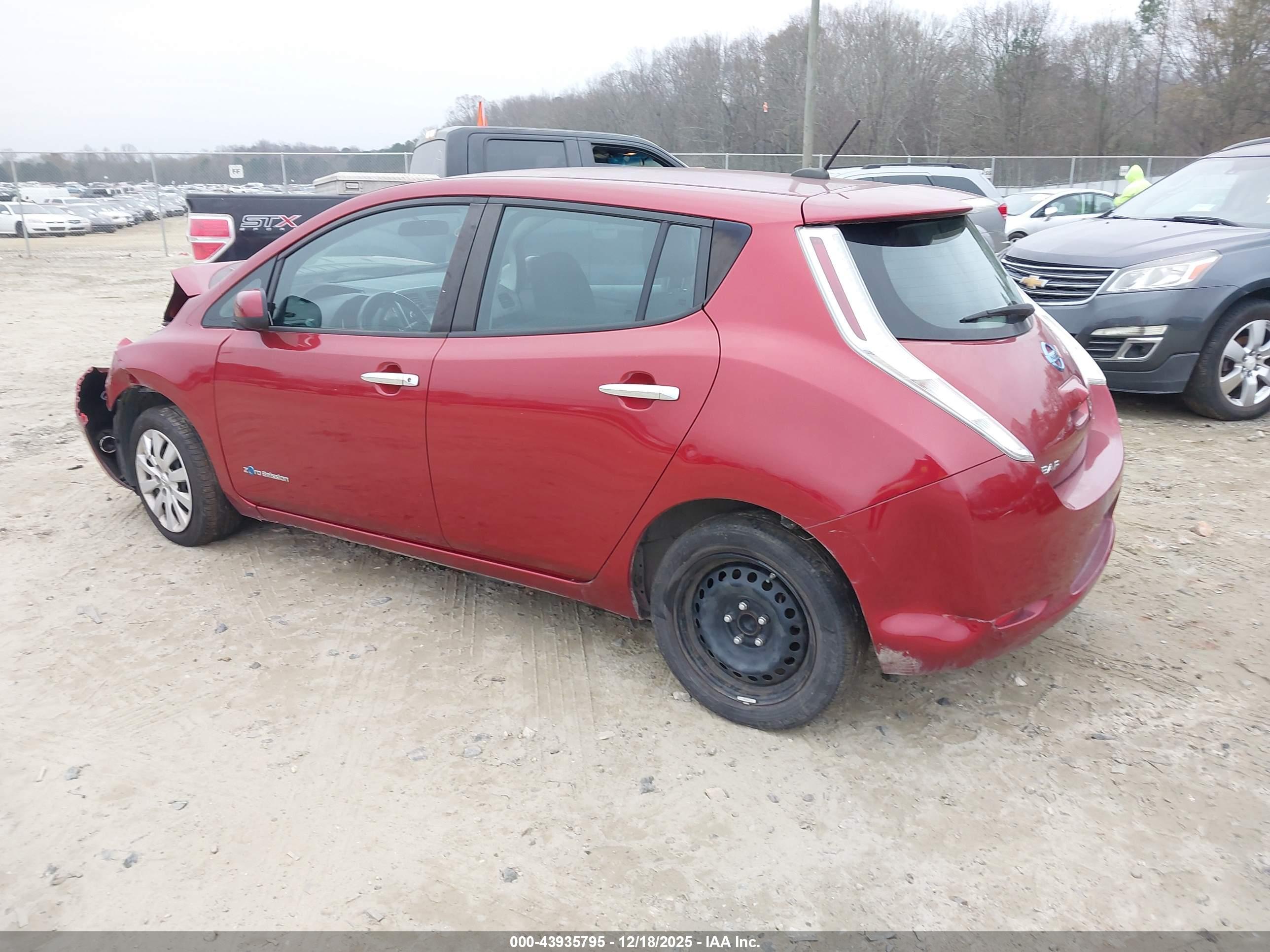 NISSAN LEAF image 3