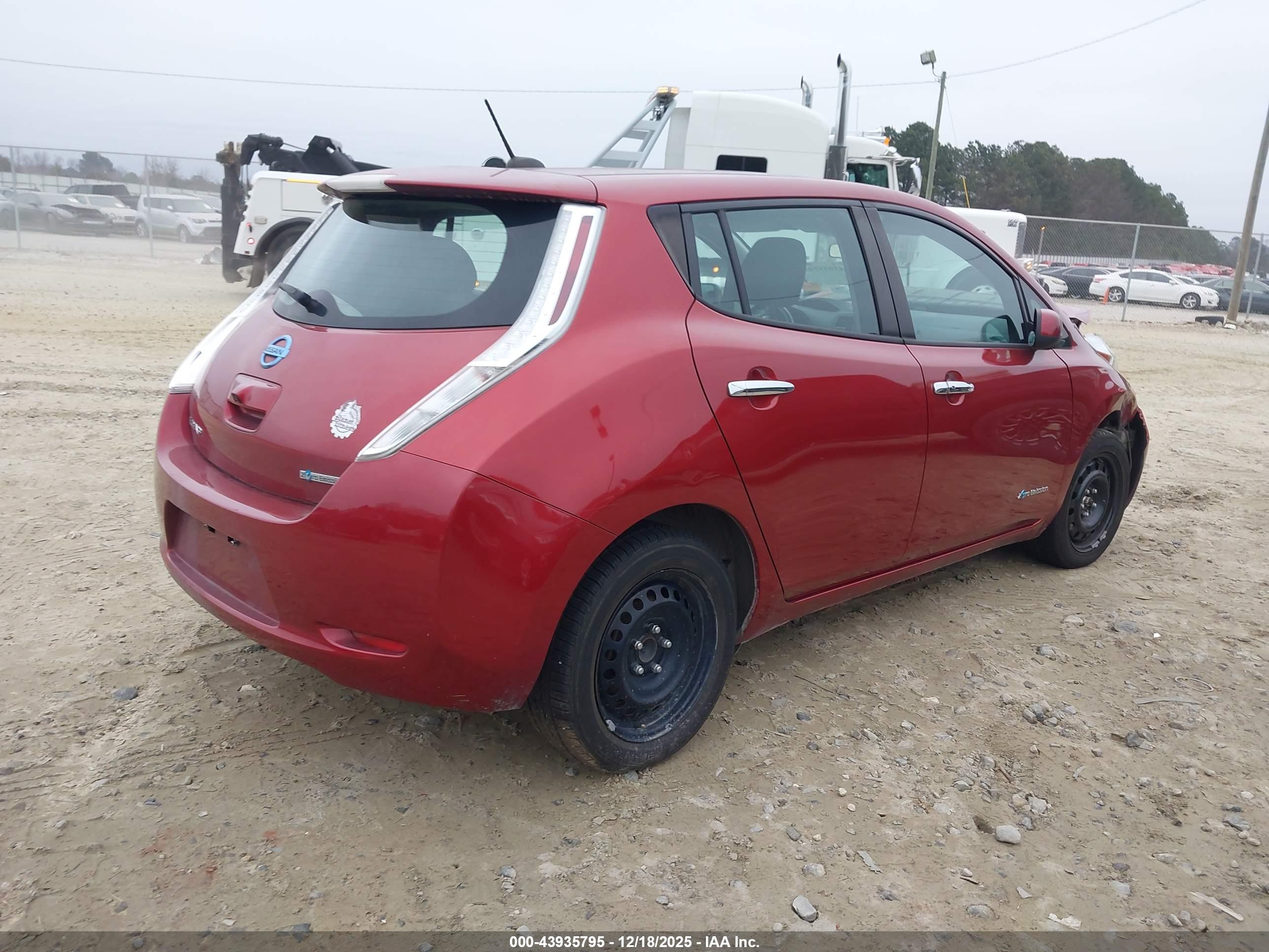 NISSAN LEAF image 4