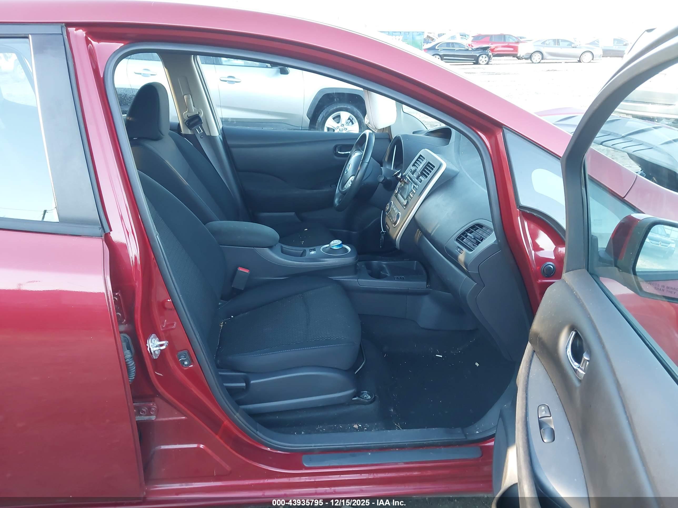 NISSAN LEAF image 5