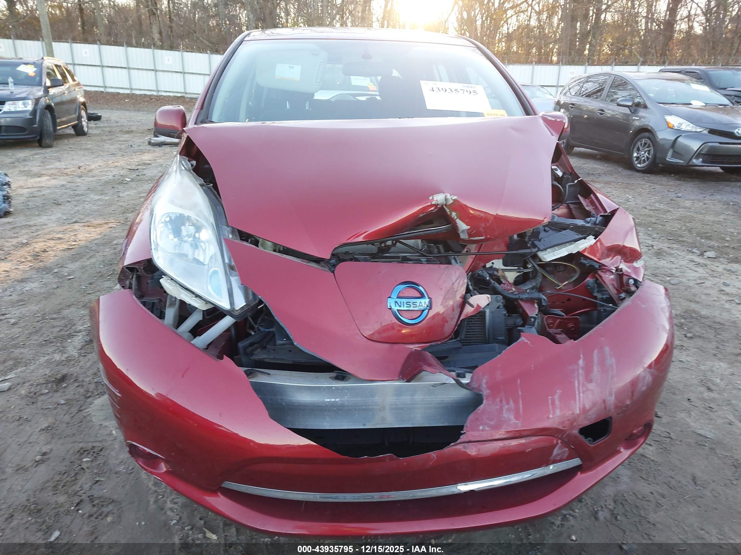 NISSAN LEAF image 6