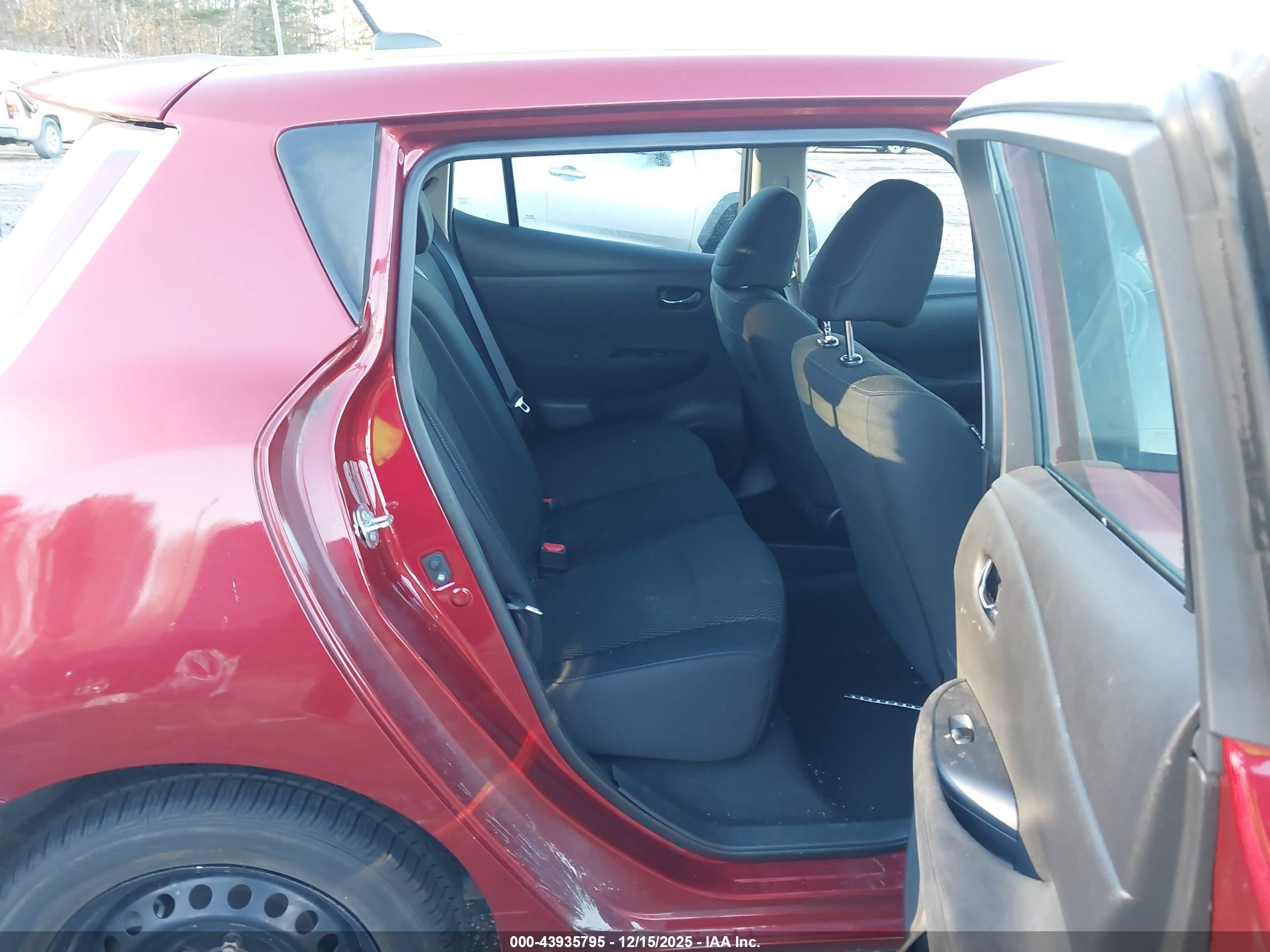 NISSAN LEAF image 8