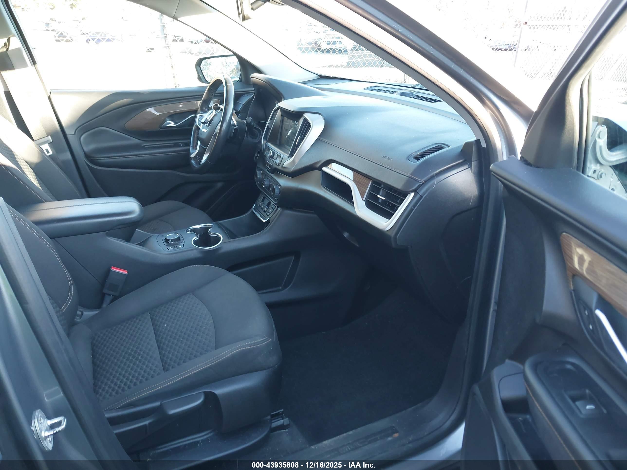 GMC TERRAIN image 5