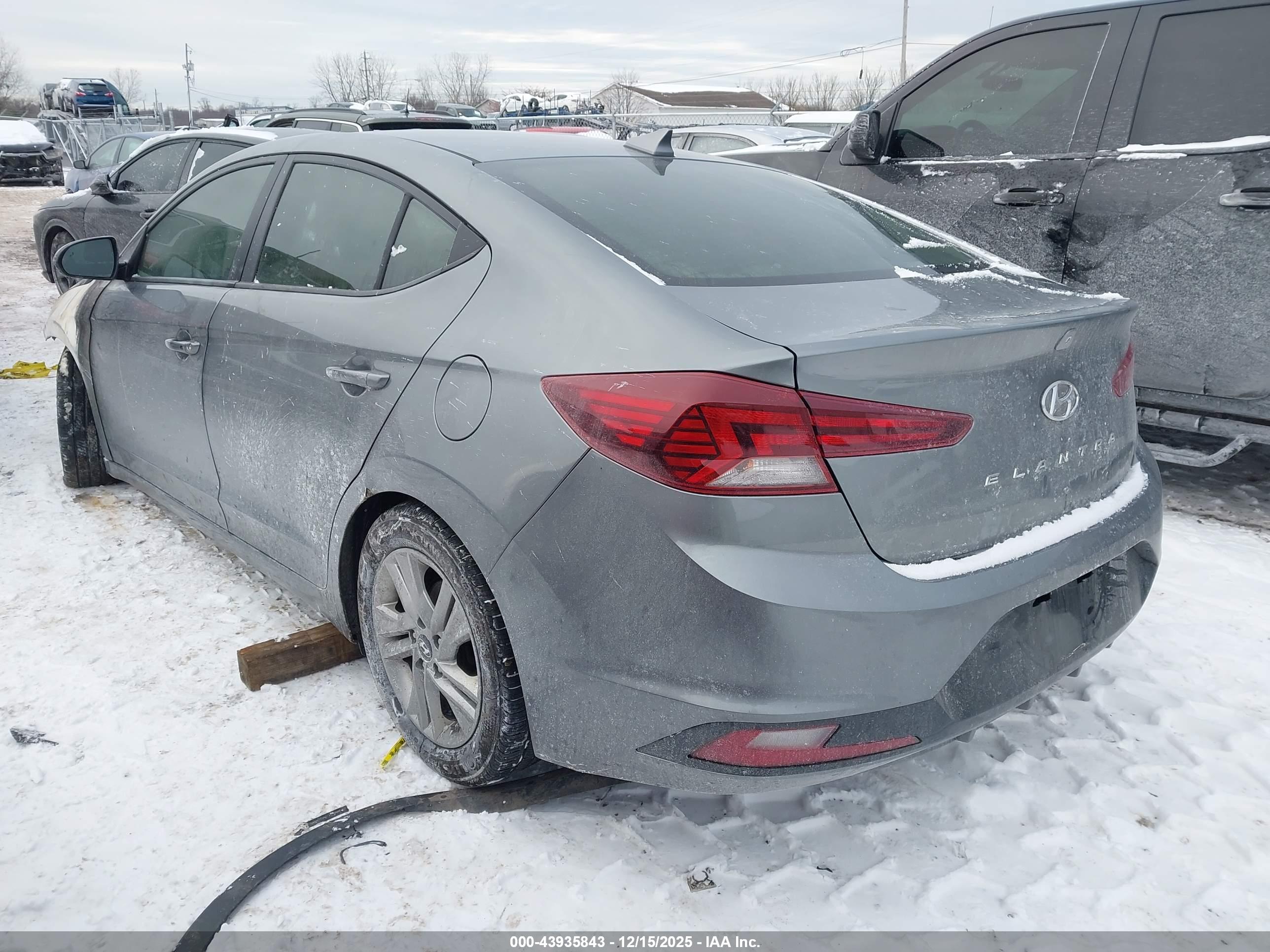 HYUNDAI ELANTRA image 3