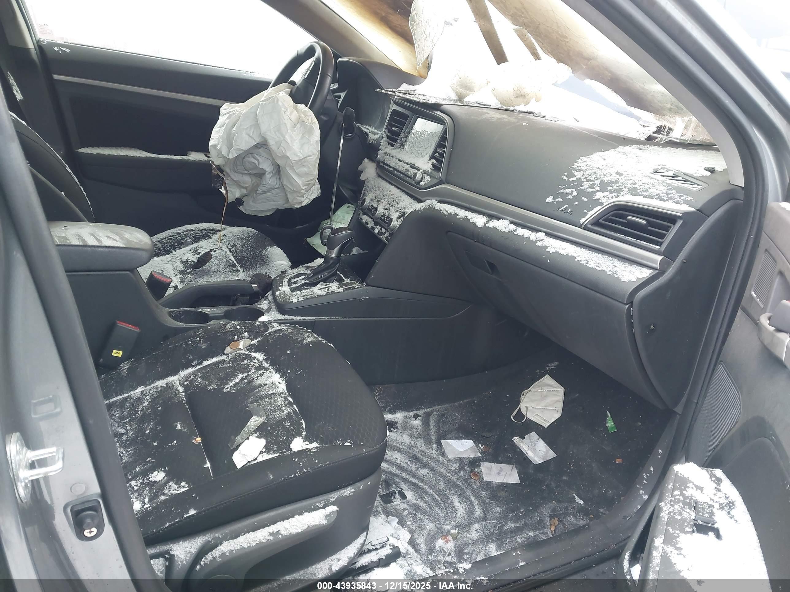 HYUNDAI ELANTRA image 5