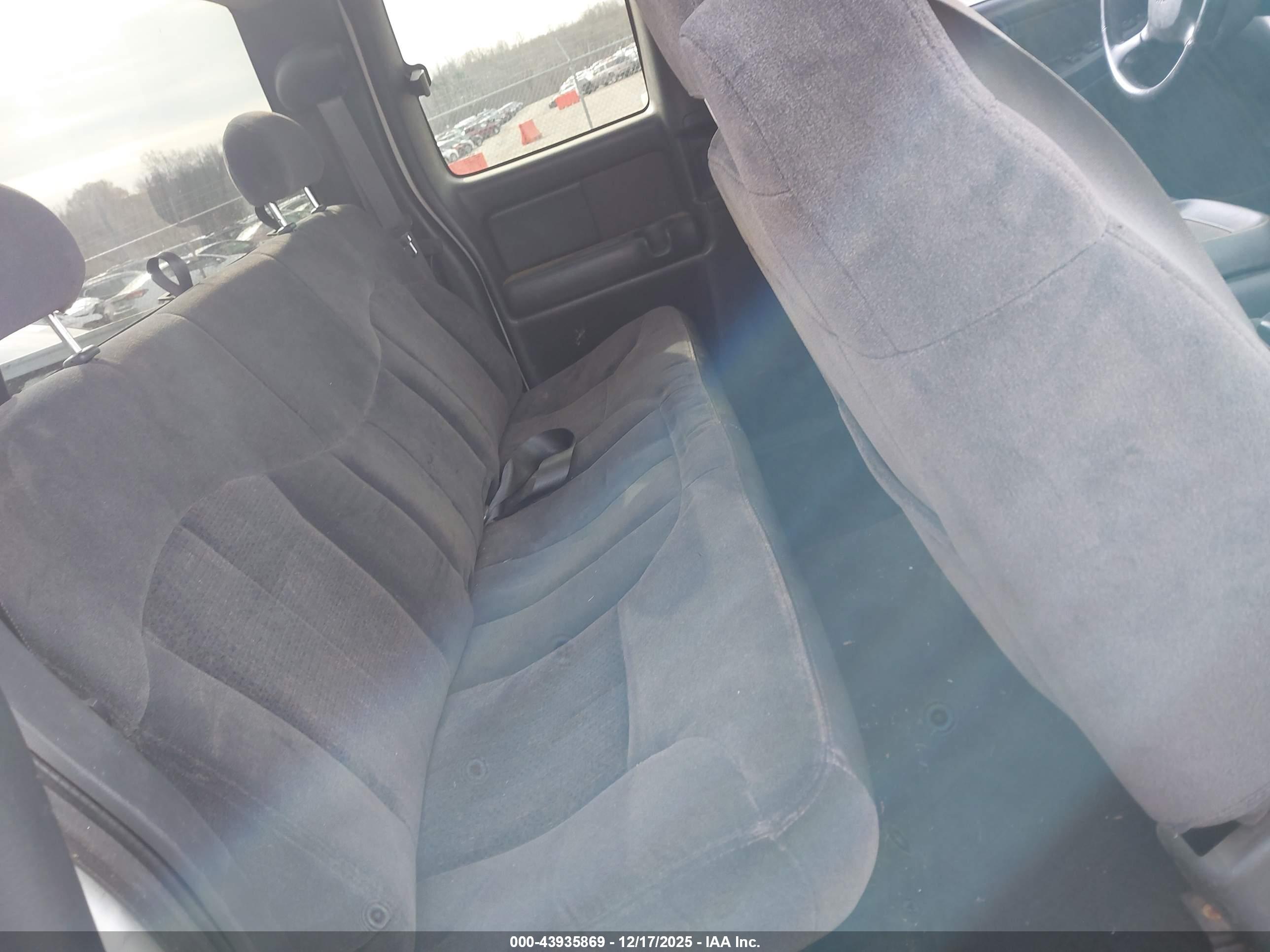 CHEVROLET SILVERADO image 8