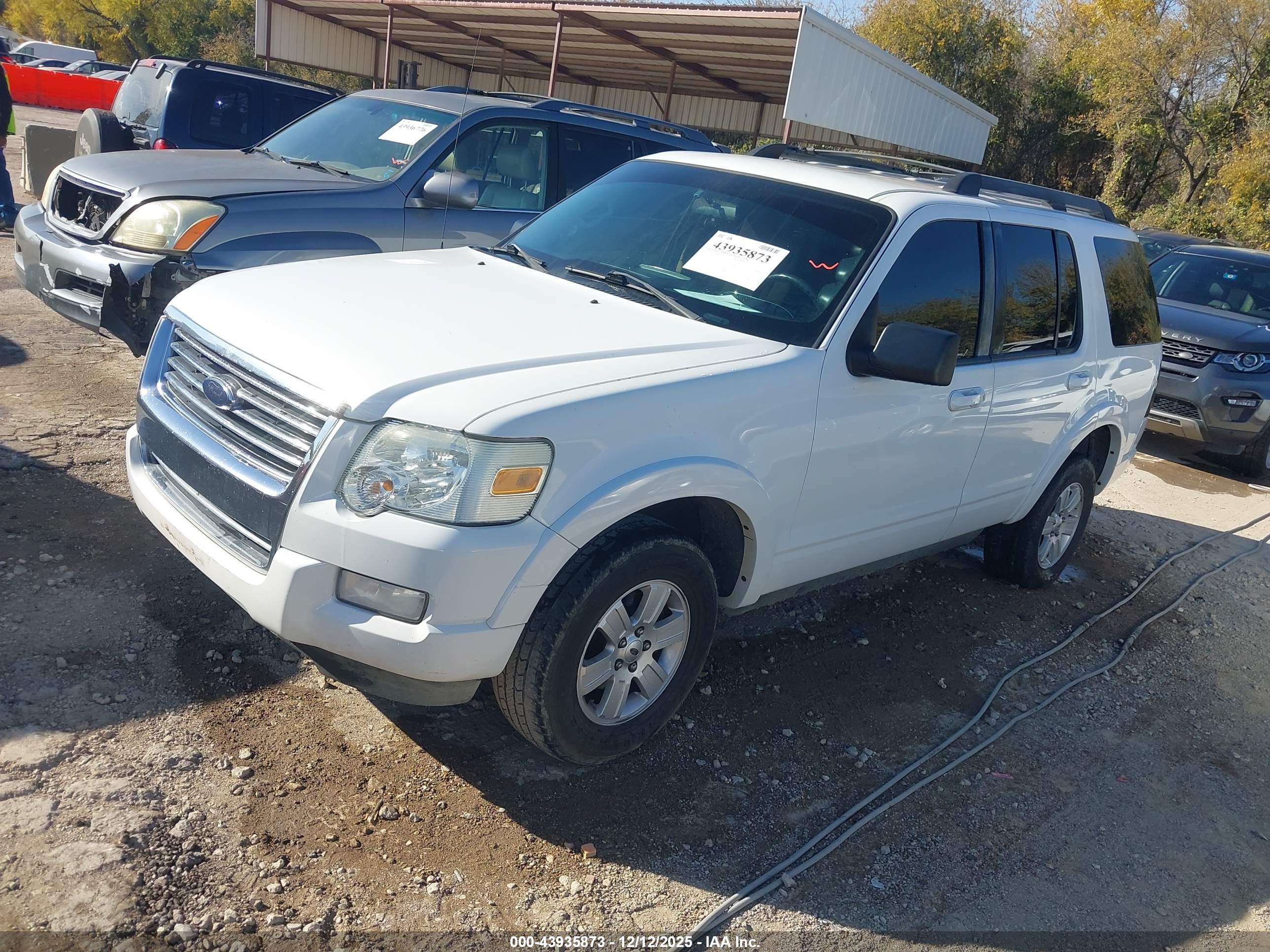 FORD EXPLORER image 2